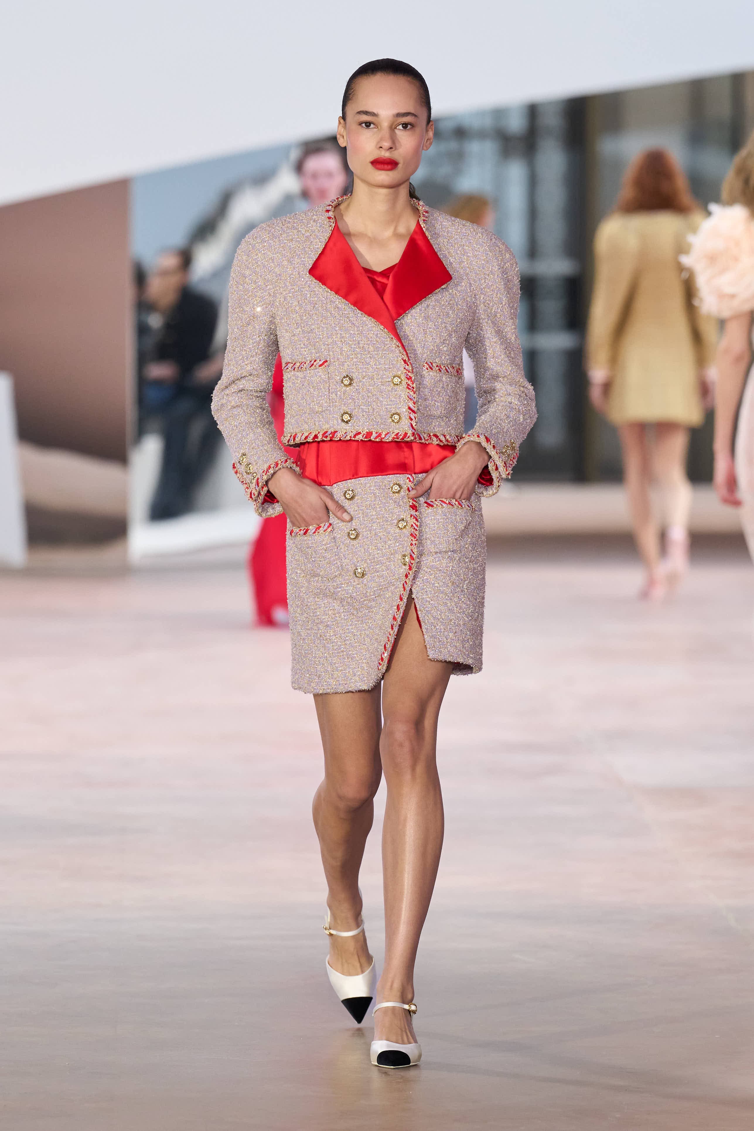 Сән мен салтанаттың 110 жылы: Chanel-дің көктемге арналған 2025 жылғы кутюр топтамасы