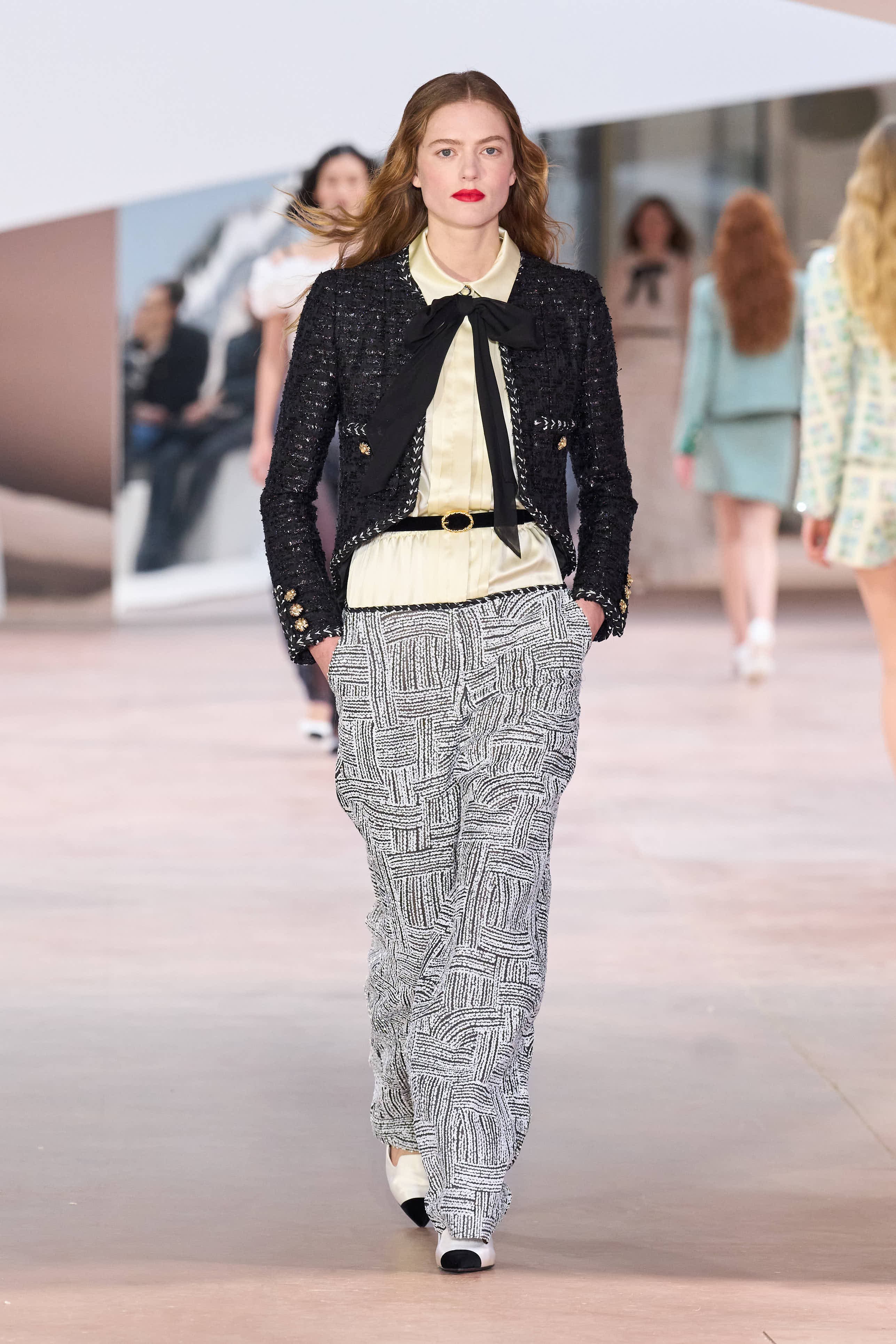Сән мен салтанаттың 110 жылы: Chanel-дің көктемге арналған 2025 жылғы кутюр топтамасы