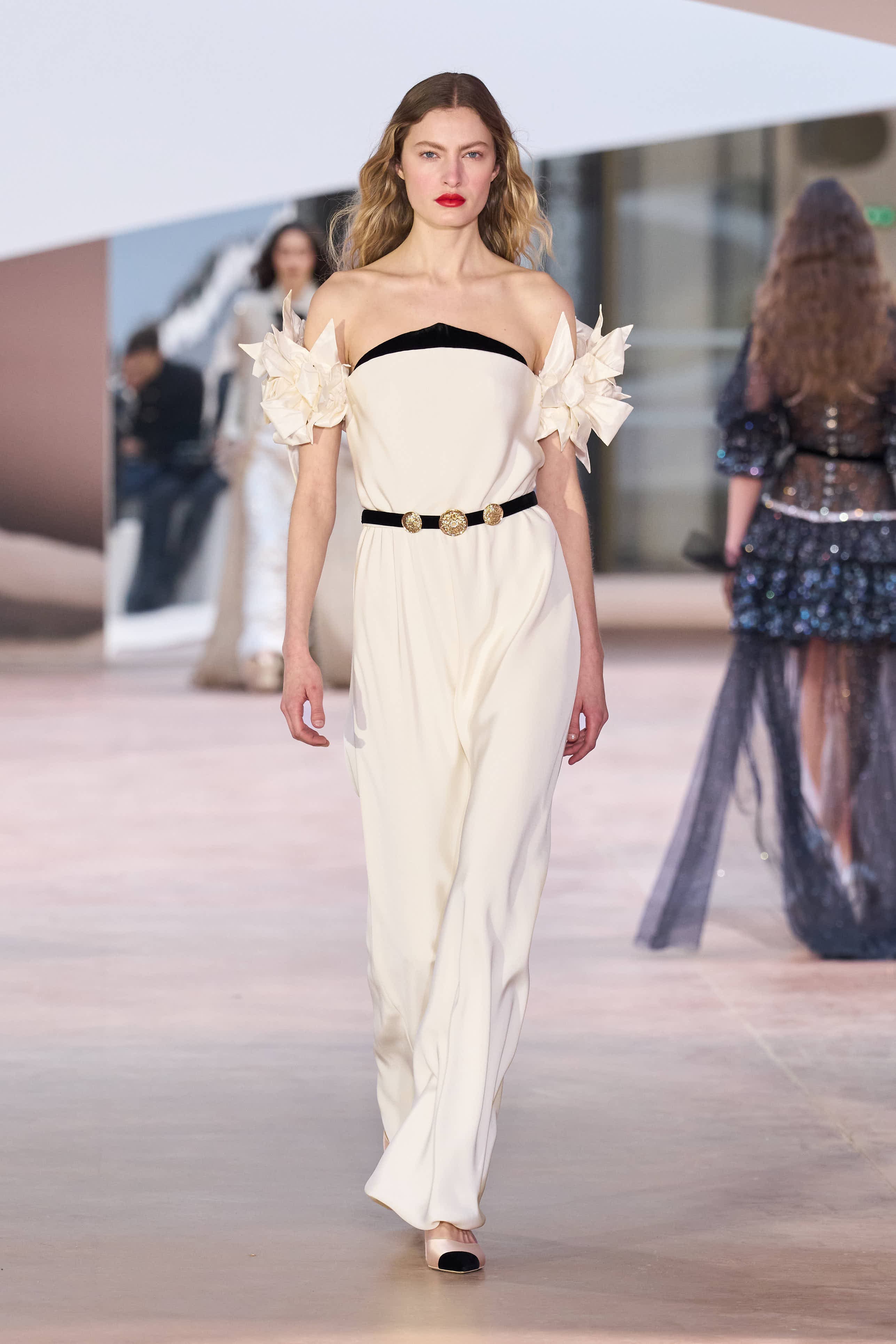 Сән мен салтанаттың 110 жылы: Chanel-дің көктемге арналған 2025 жылғы кутюр топтамасы