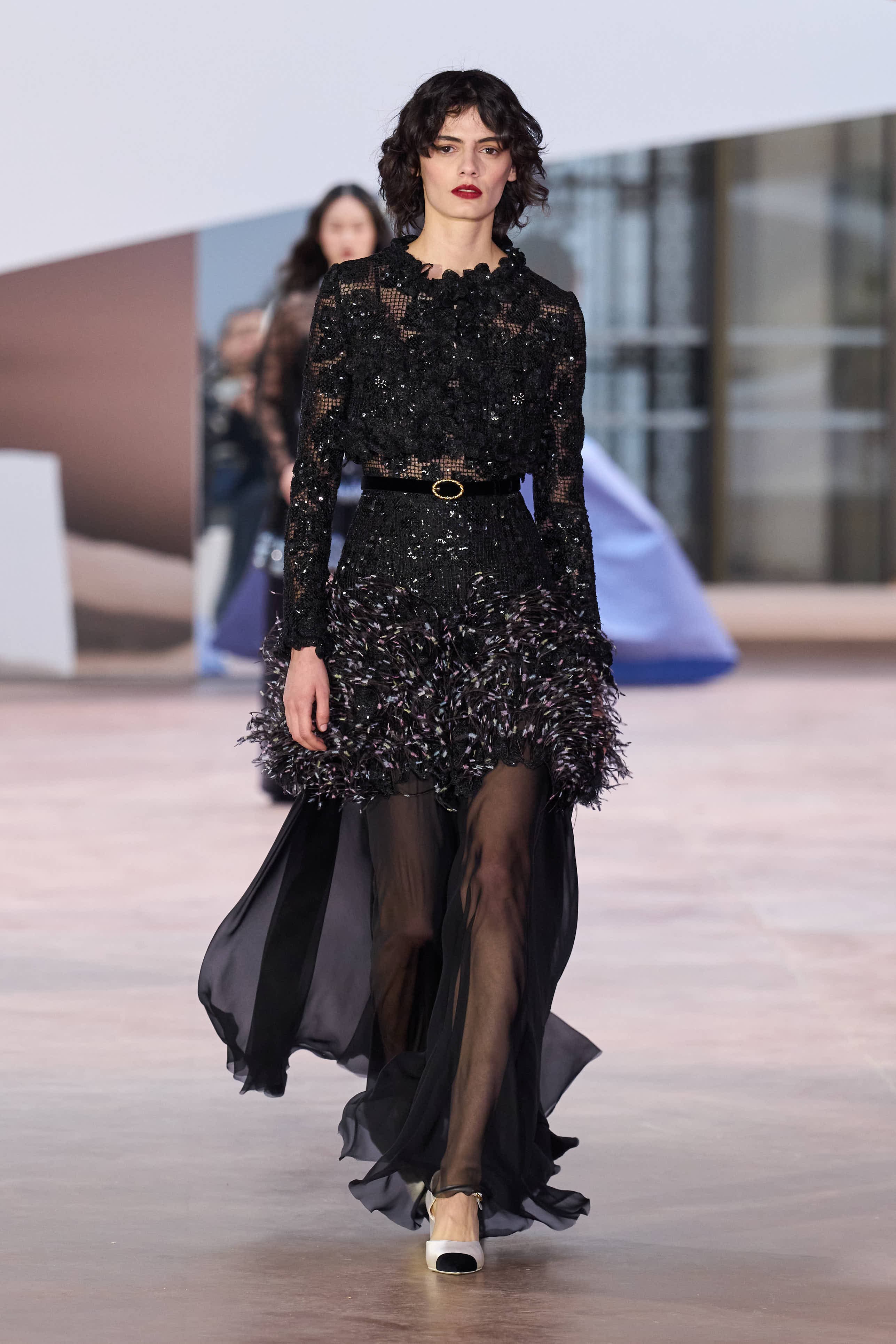 Сән мен салтанаттың 110 жылы: Chanel-дің көктемге арналған 2025 жылғы кутюр топтамасы