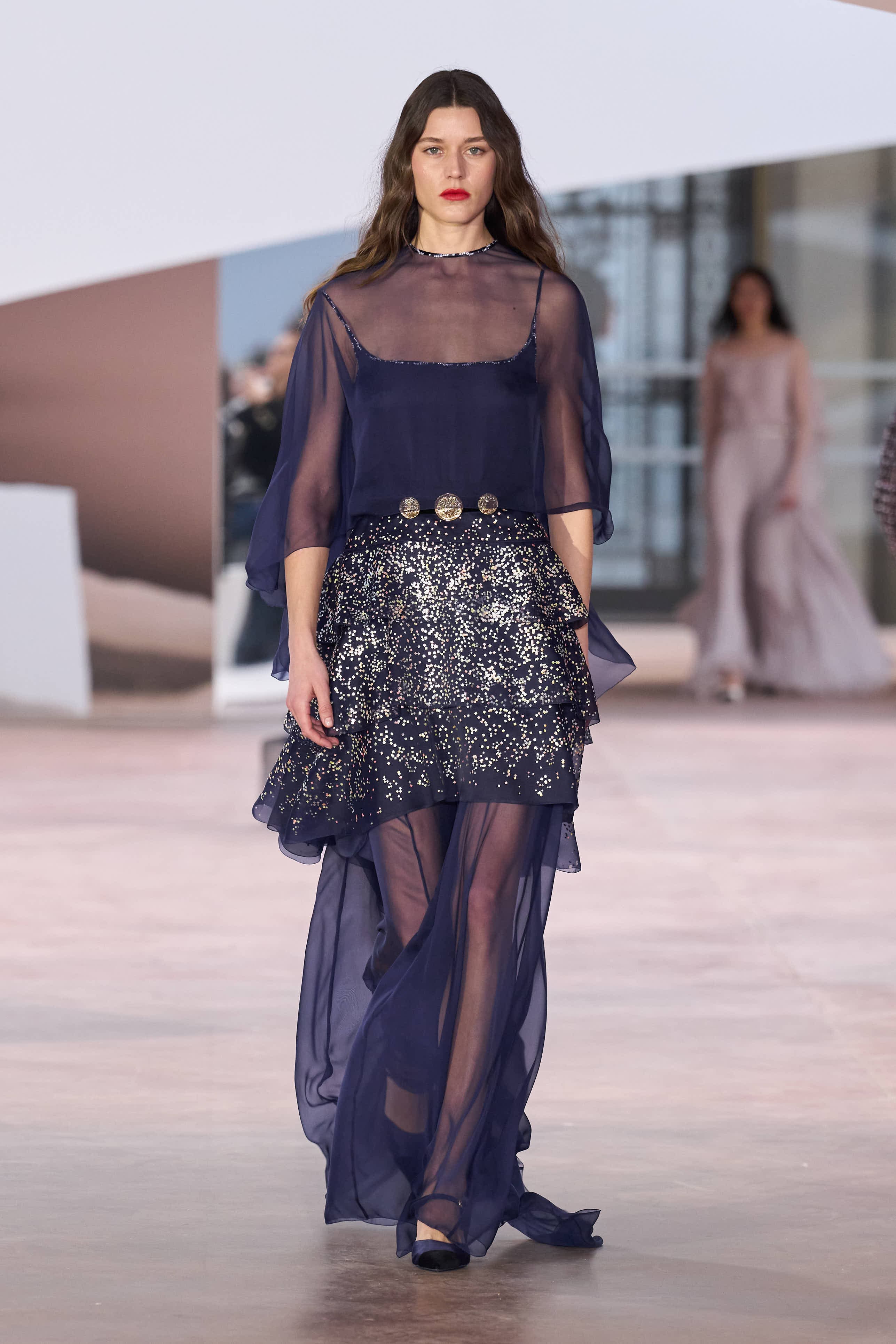 Сән мен салтанаттың 110 жылы: Chanel-дің көктемге арналған 2025 жылғы кутюр топтамасы