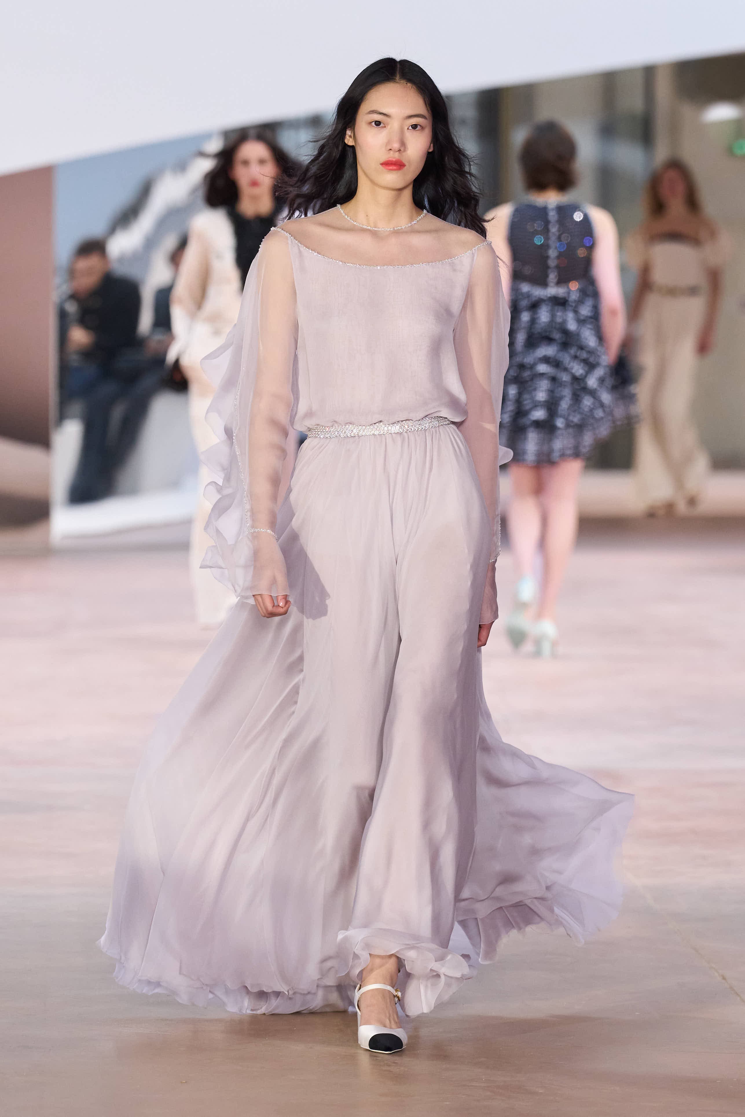 Сән мен салтанаттың 110 жылы: Chanel-дің көктемге арналған 2025 жылғы кутюр топтамасы