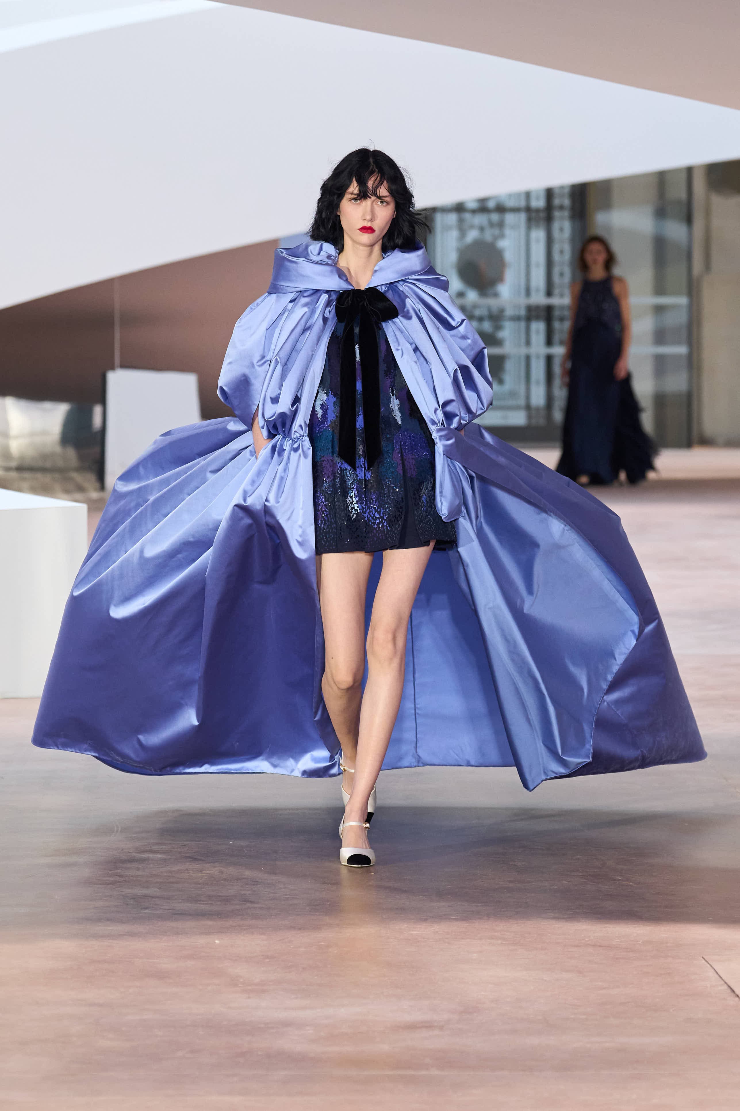 Сән мен салтанаттың 110 жылы: Chanel-дің көктемге арналған 2025 жылғы кутюр топтамасы