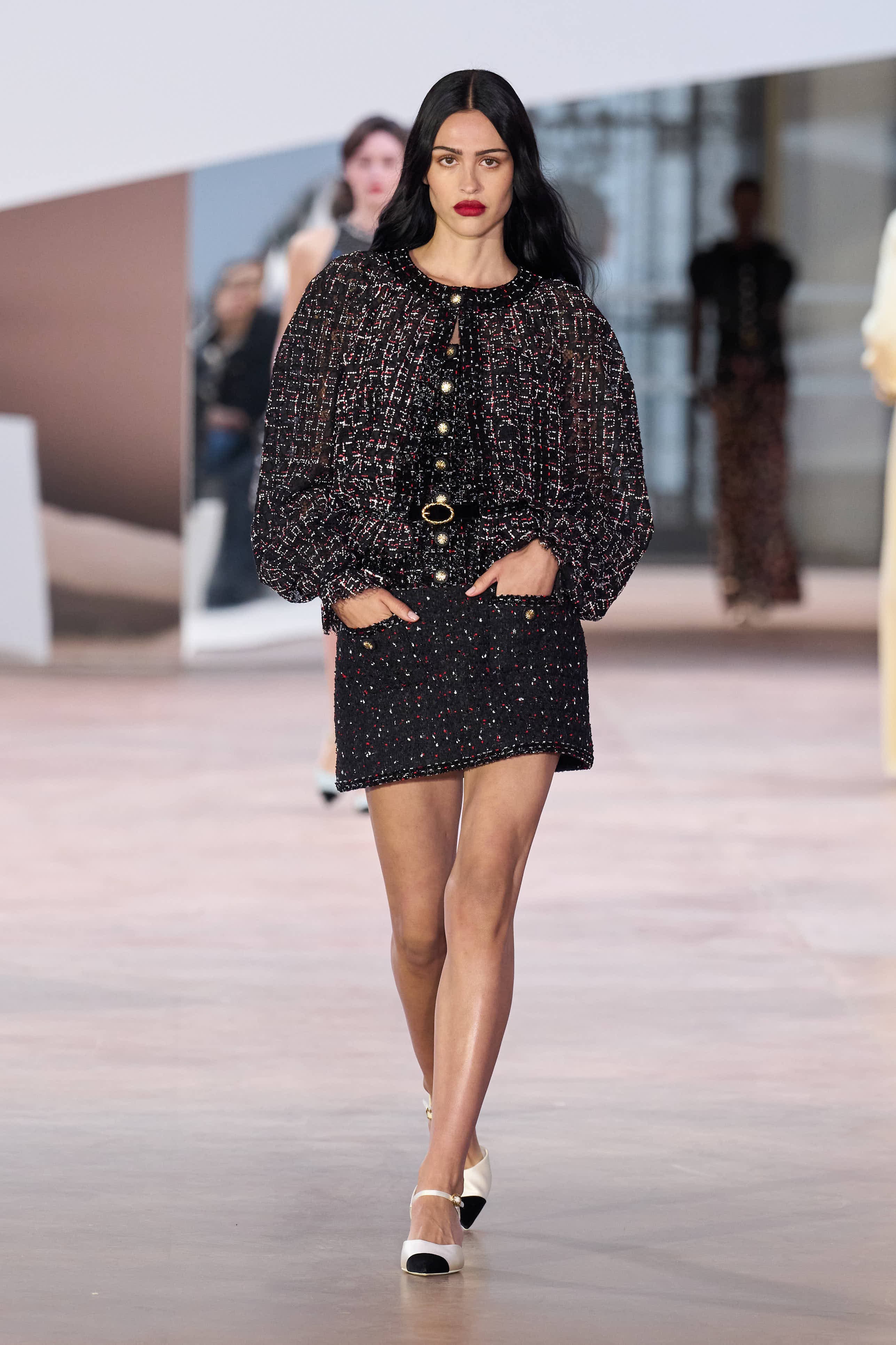 Сән мен салтанаттың 110 жылы: Chanel-дің көктемге арналған 2025 жылғы кутюр топтамасы