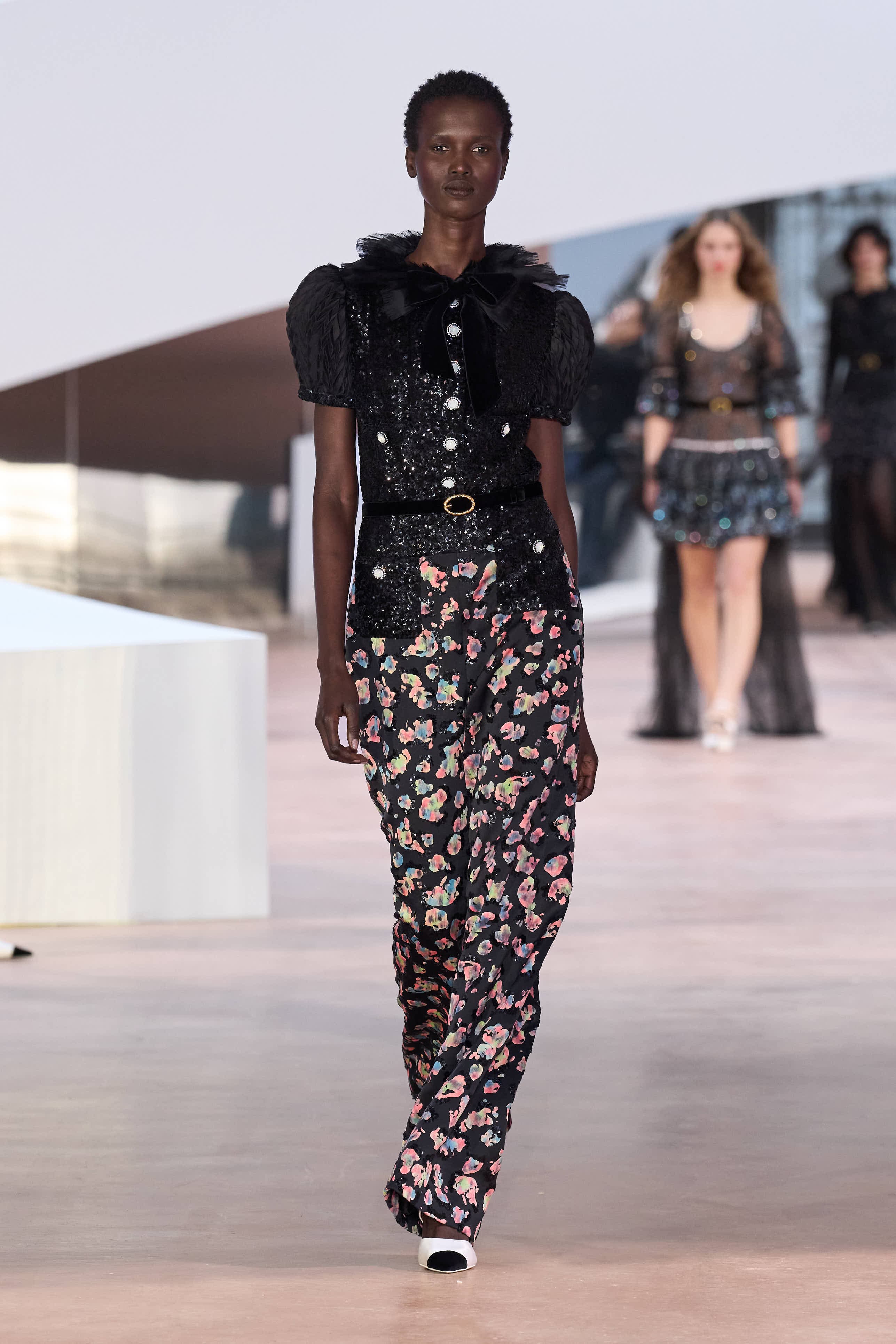 Сән мен салтанаттың 110 жылы: Chanel-дің көктемге арналған 2025 жылғы кутюр топтамасы