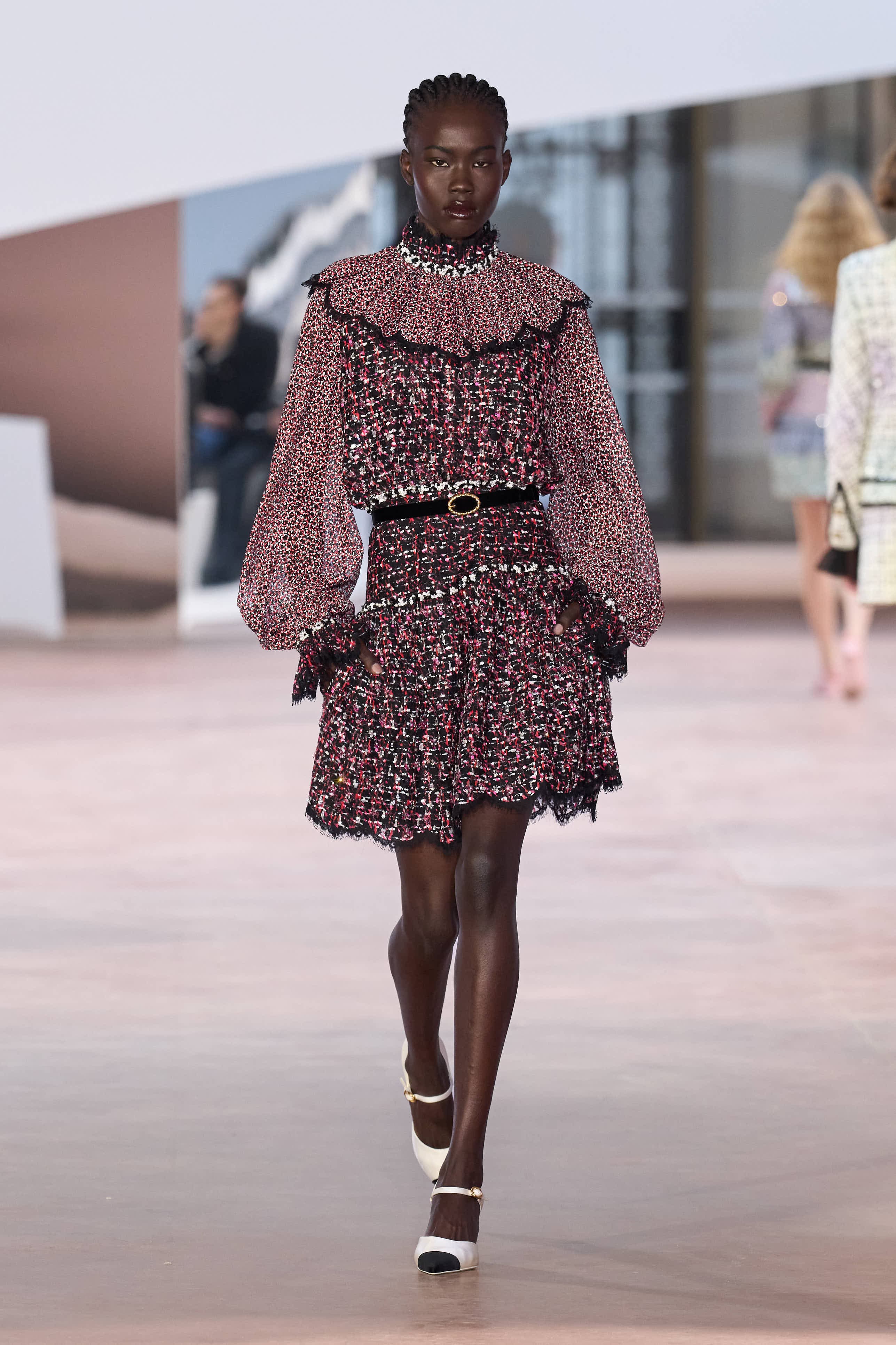 Сән мен салтанаттың 110 жылы: Chanel-дің көктемге арналған 2025 жылғы кутюр топтамасы