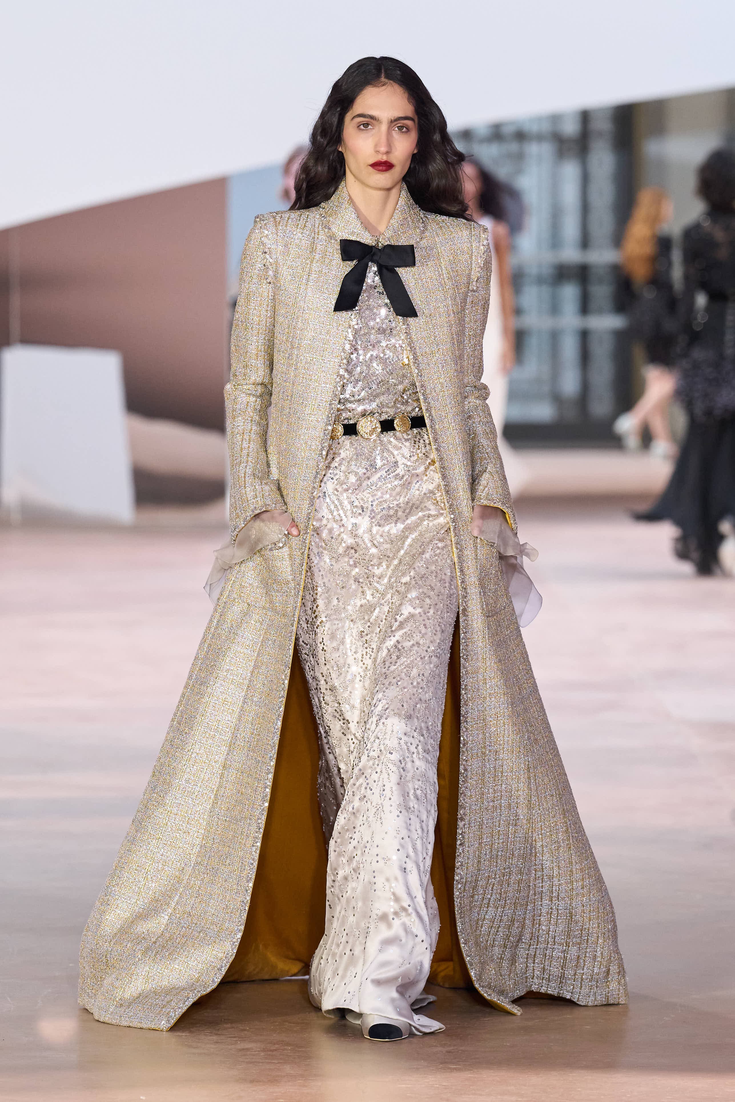 Сән мен салтанаттың 110 жылы: Chanel-дің көктемге арналған 2025 жылғы кутюр топтамасы