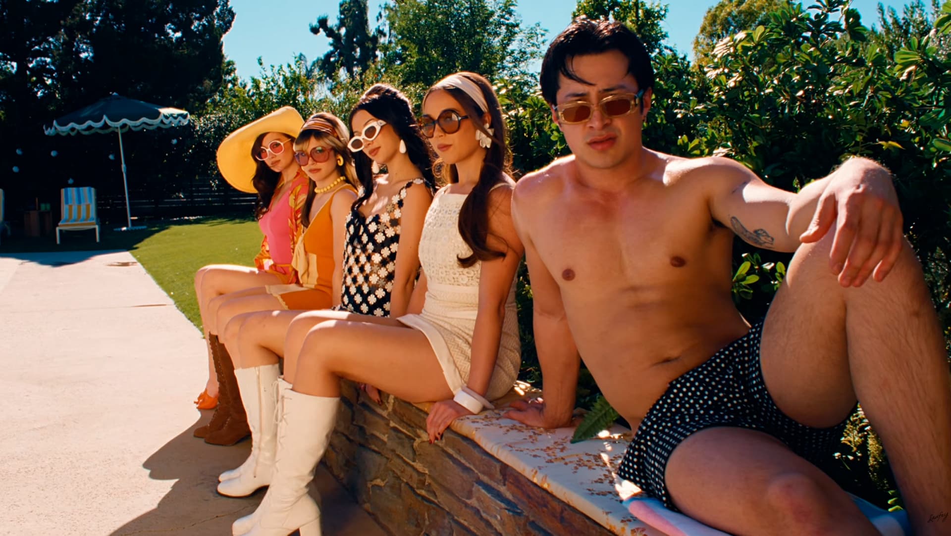 Кадр из клипа Laufey  | YouTube