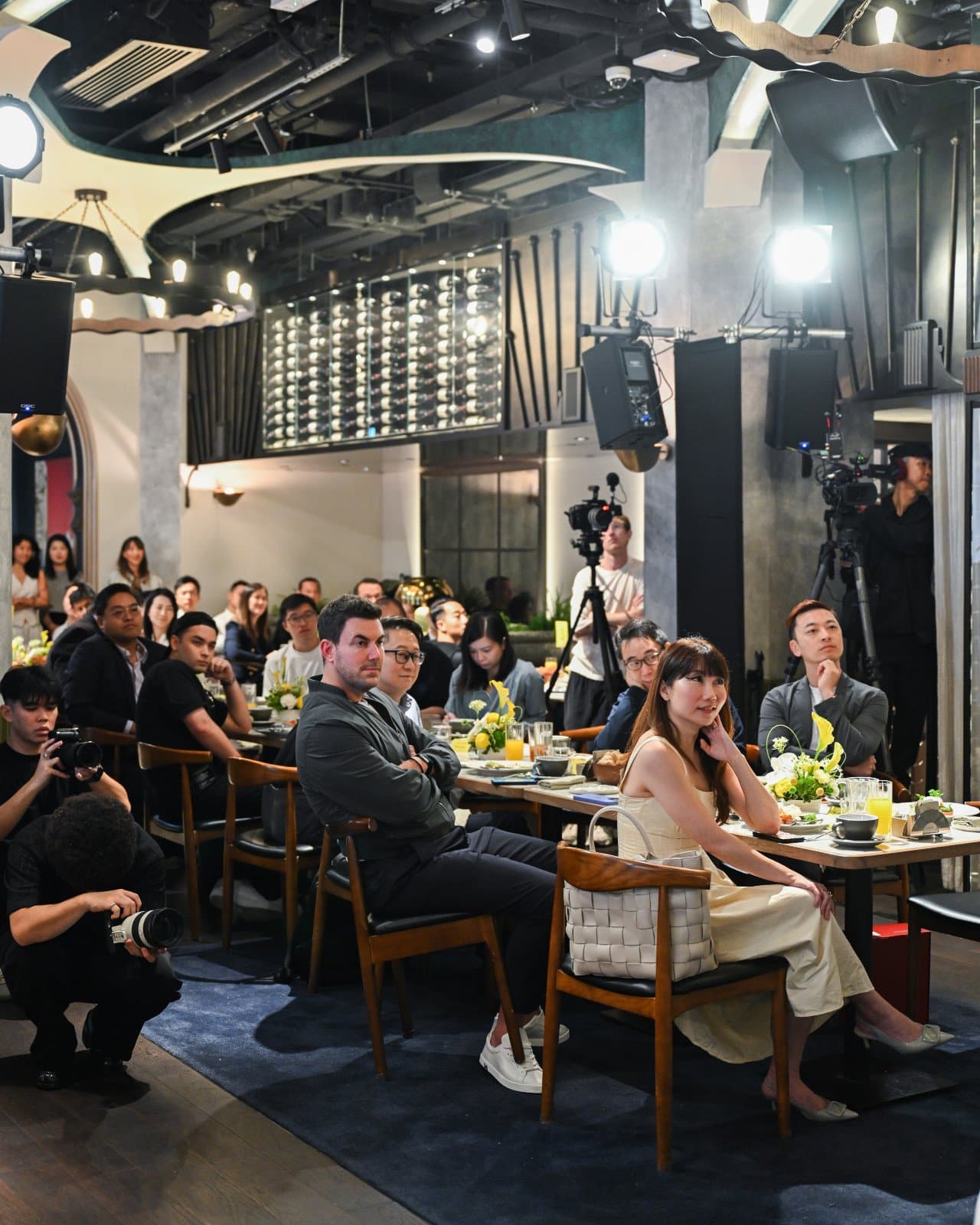 Участники главного стола во время неформальной беседы | Tatler Hong Kong