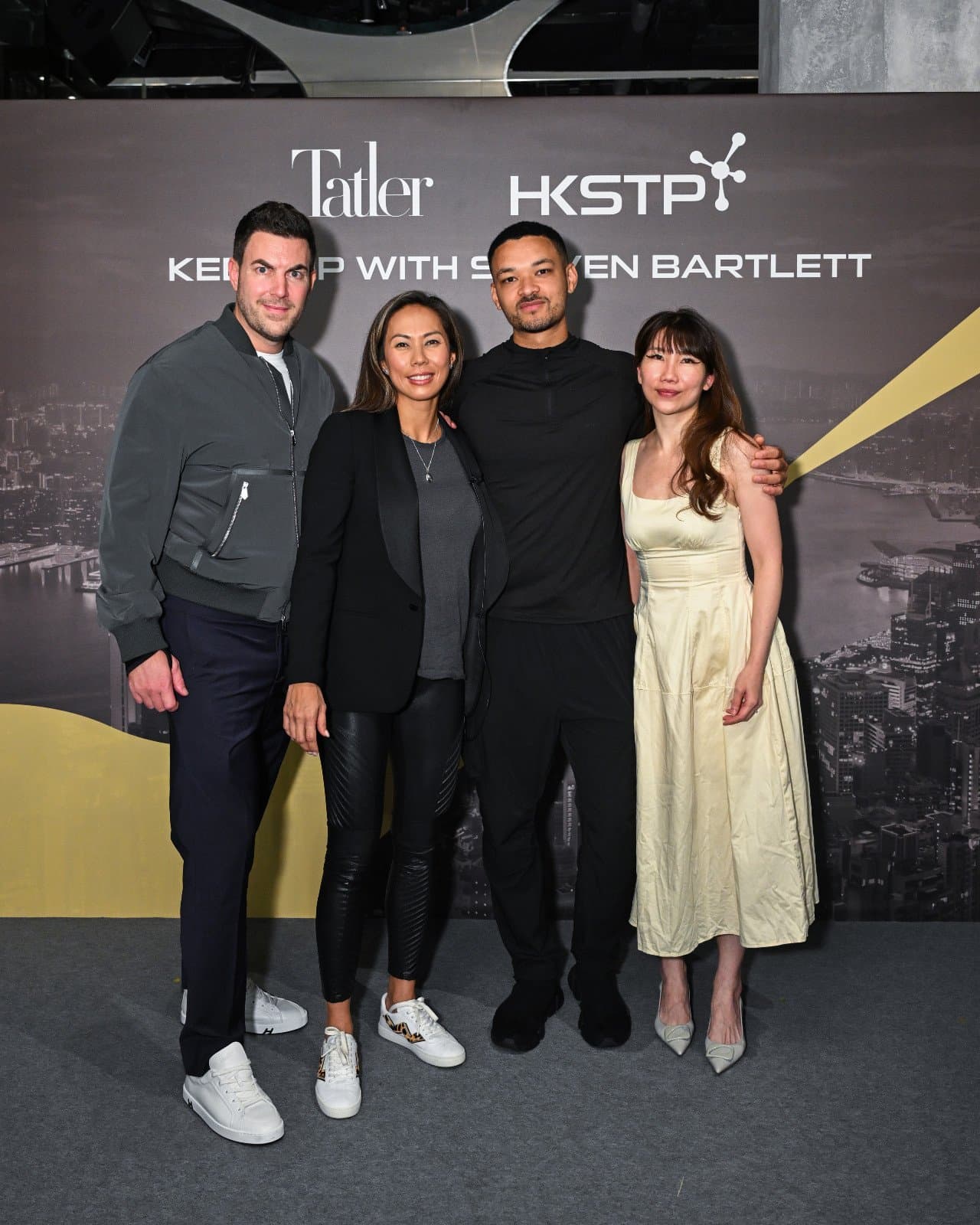 Мишель Ламуниер, генеральный директор Tatler Asia, Бартлет и Хильда Чан, директор по маркетингу HKSTP, позируют для группового фото на сцене | Tatler Hong Kong