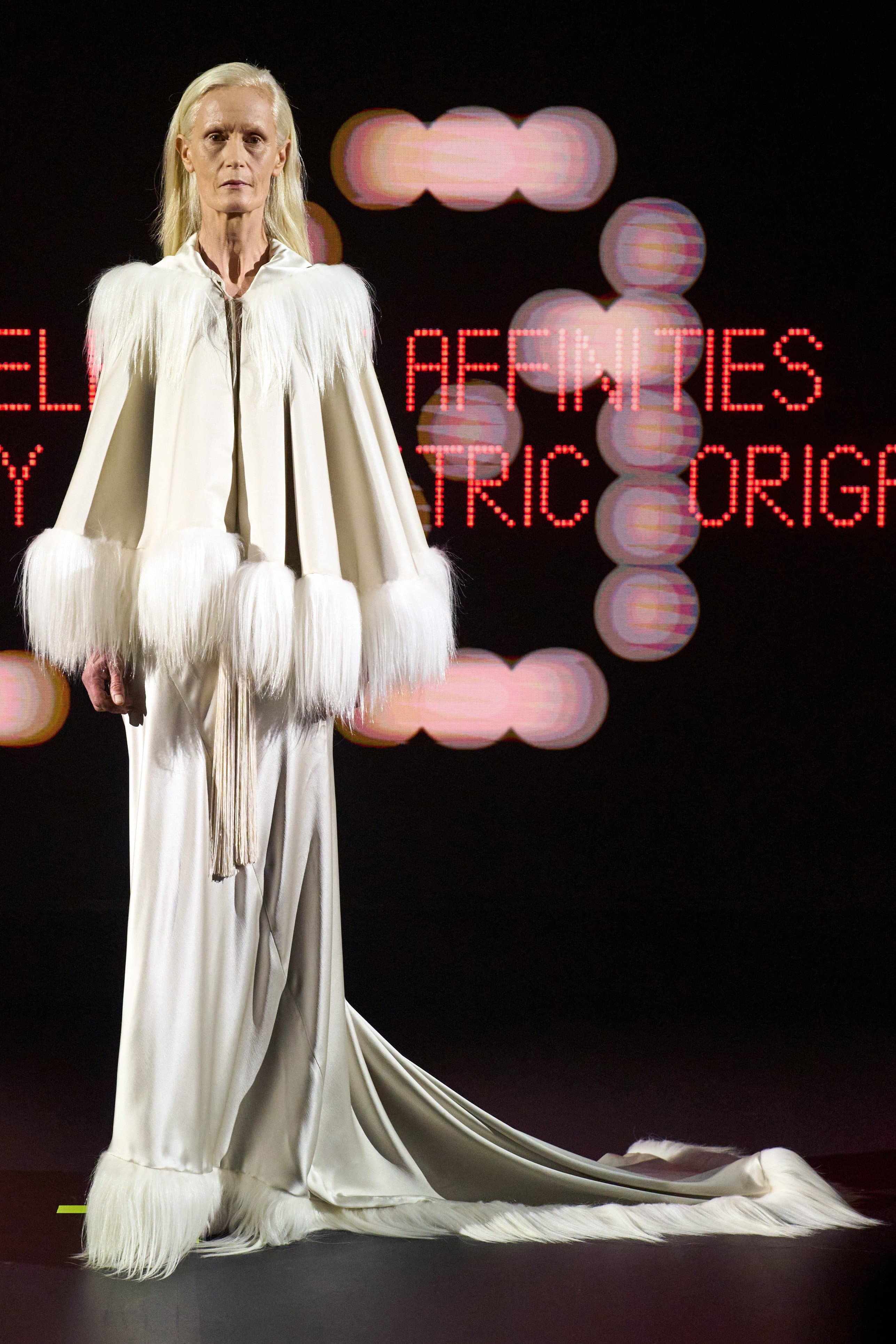 Париждегі жоғары сән апталығының үшінші күніне шолу