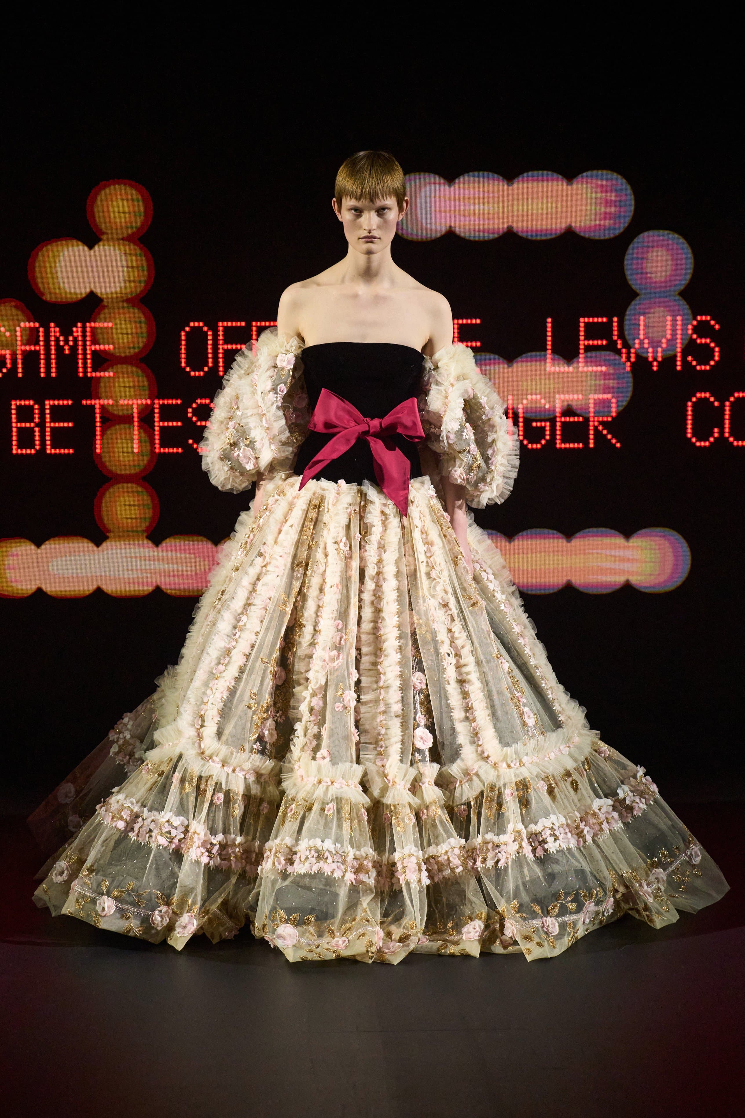 Париждегі жоғары сән апталығының үшінші күніне шолу