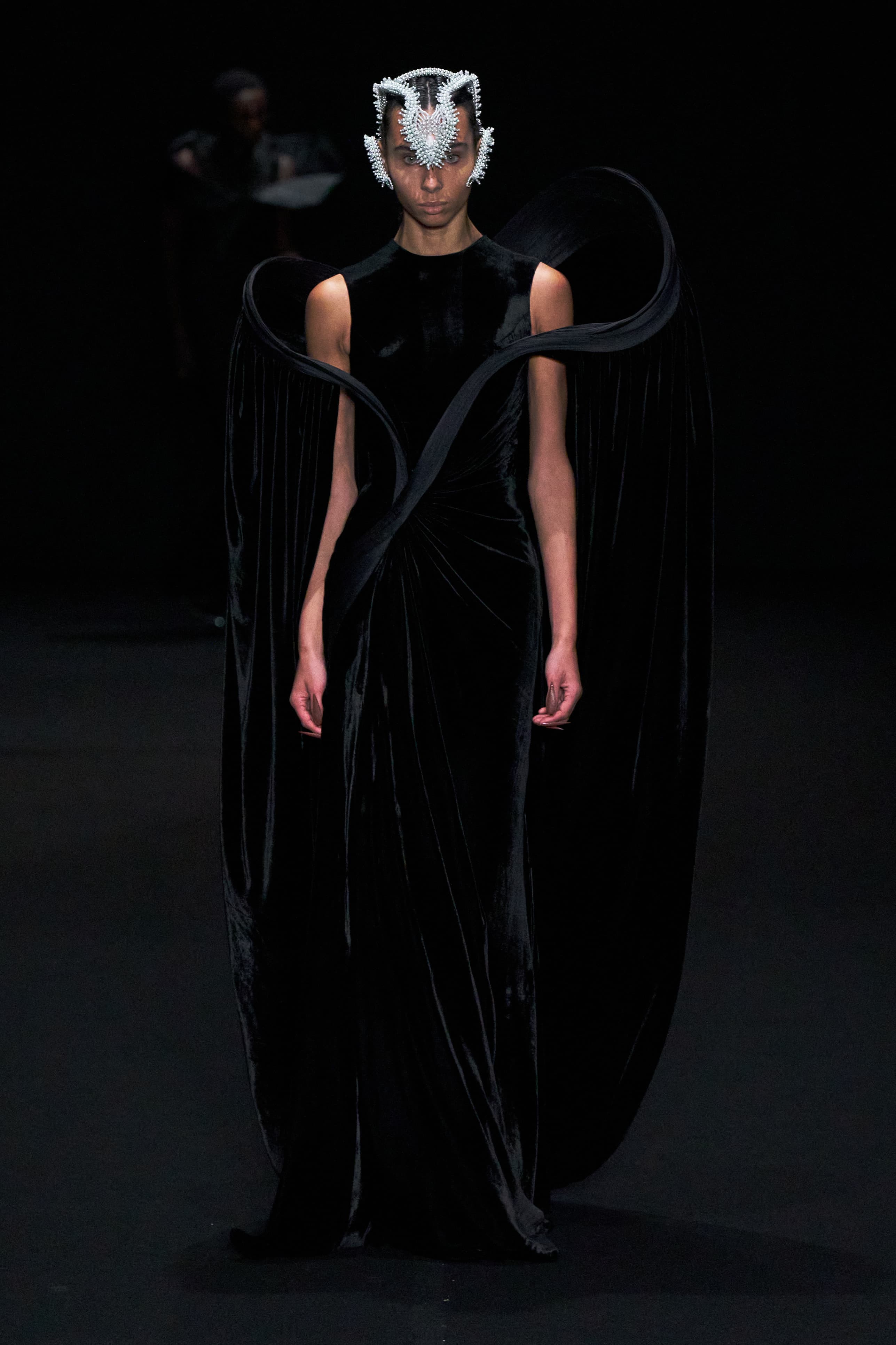 Париждегі жоғары сән апталығының үшінші күніне шолу