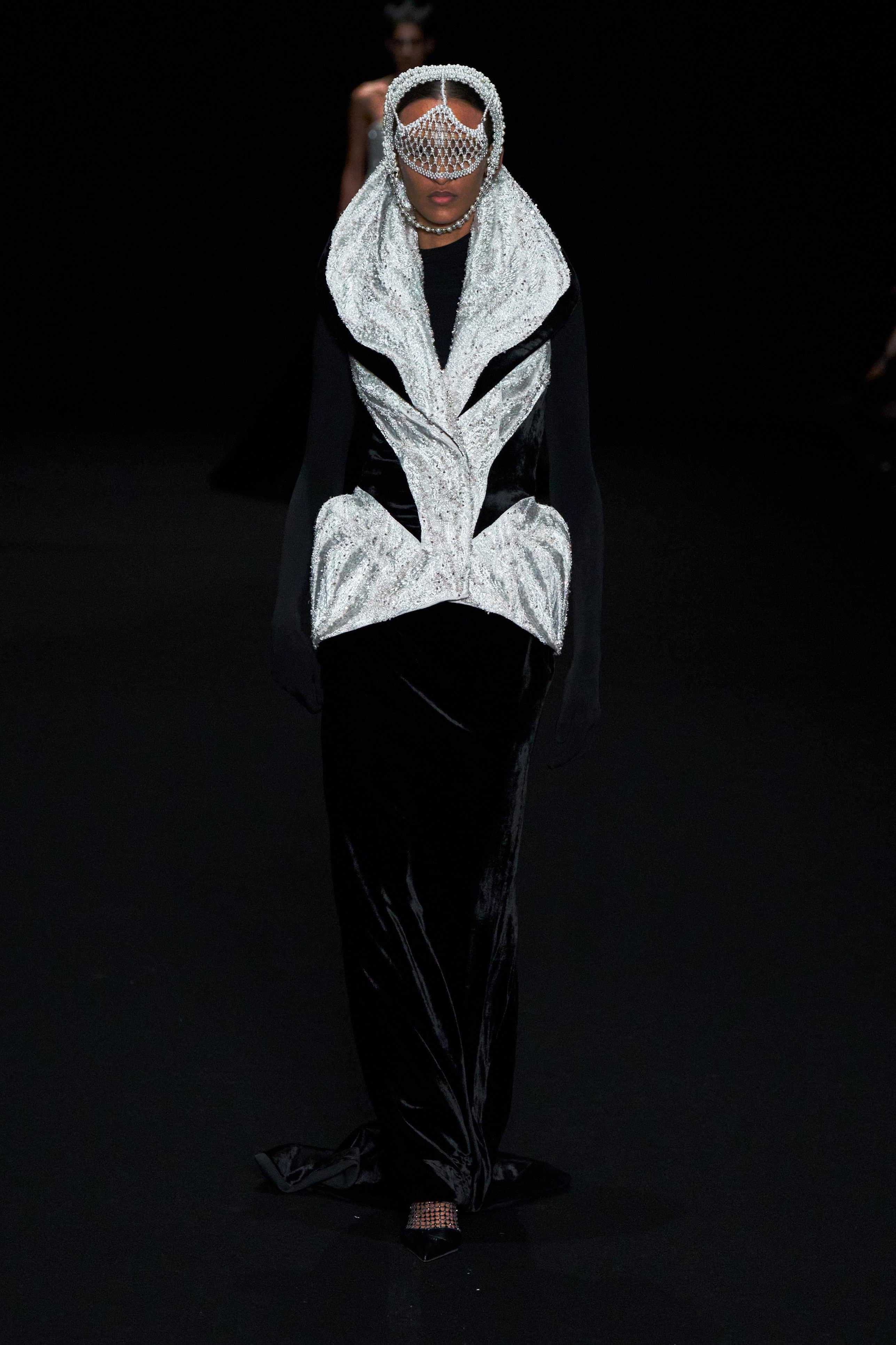 Париждегі жоғары сән апталығының үшінші күніне шолу