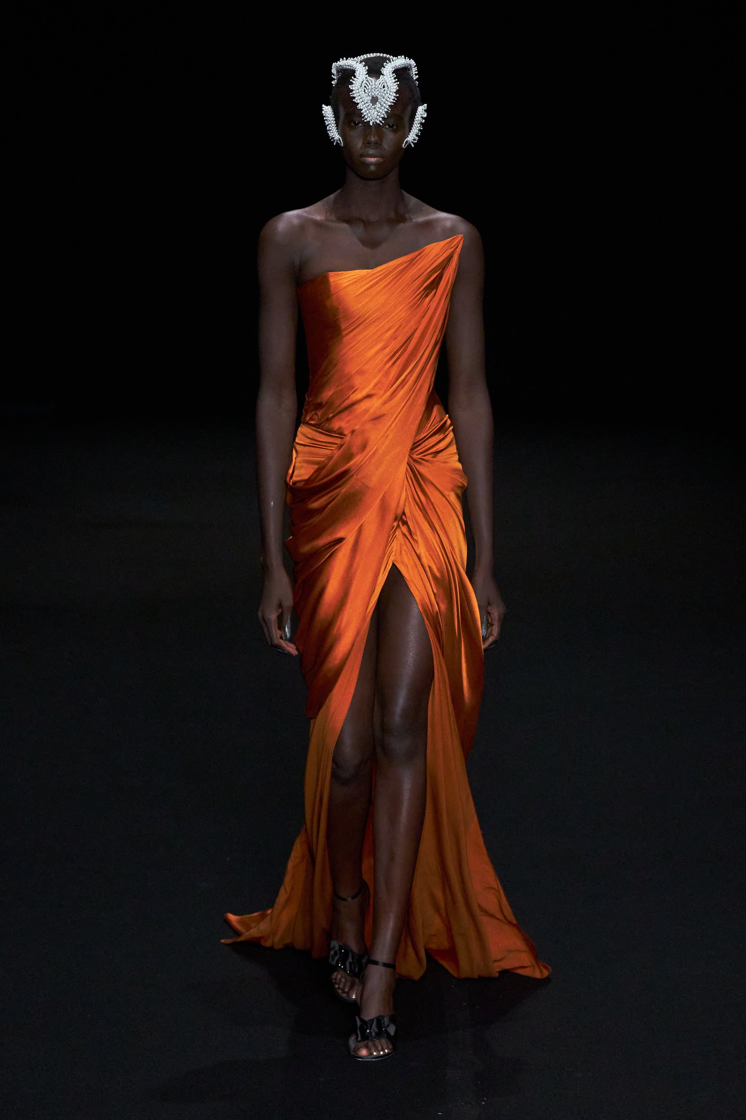 Париждегі жоғары сән апталығының үшінші күніне шолу