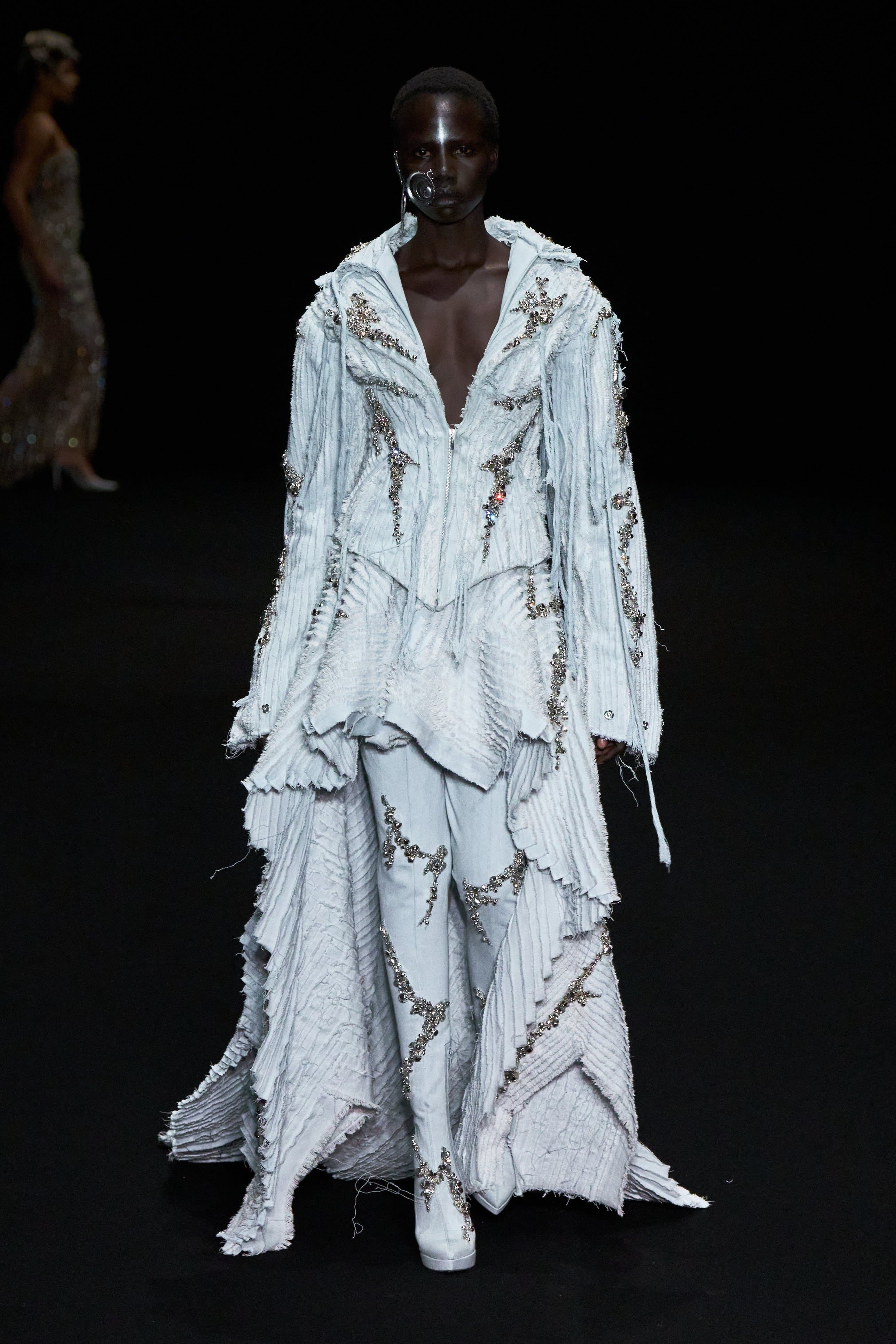 Париждегі жоғары сән апталығының үшінші күніне шолу