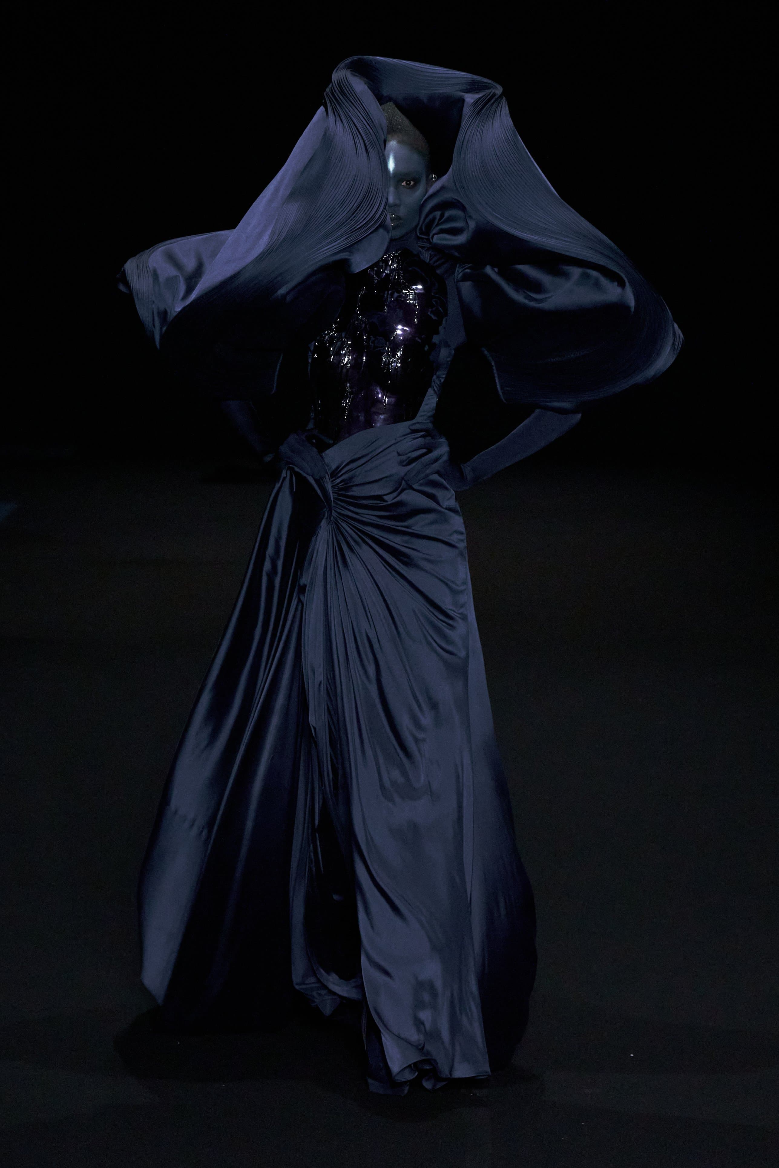 Париждегі жоғары сән апталығының үшінші күніне шолу