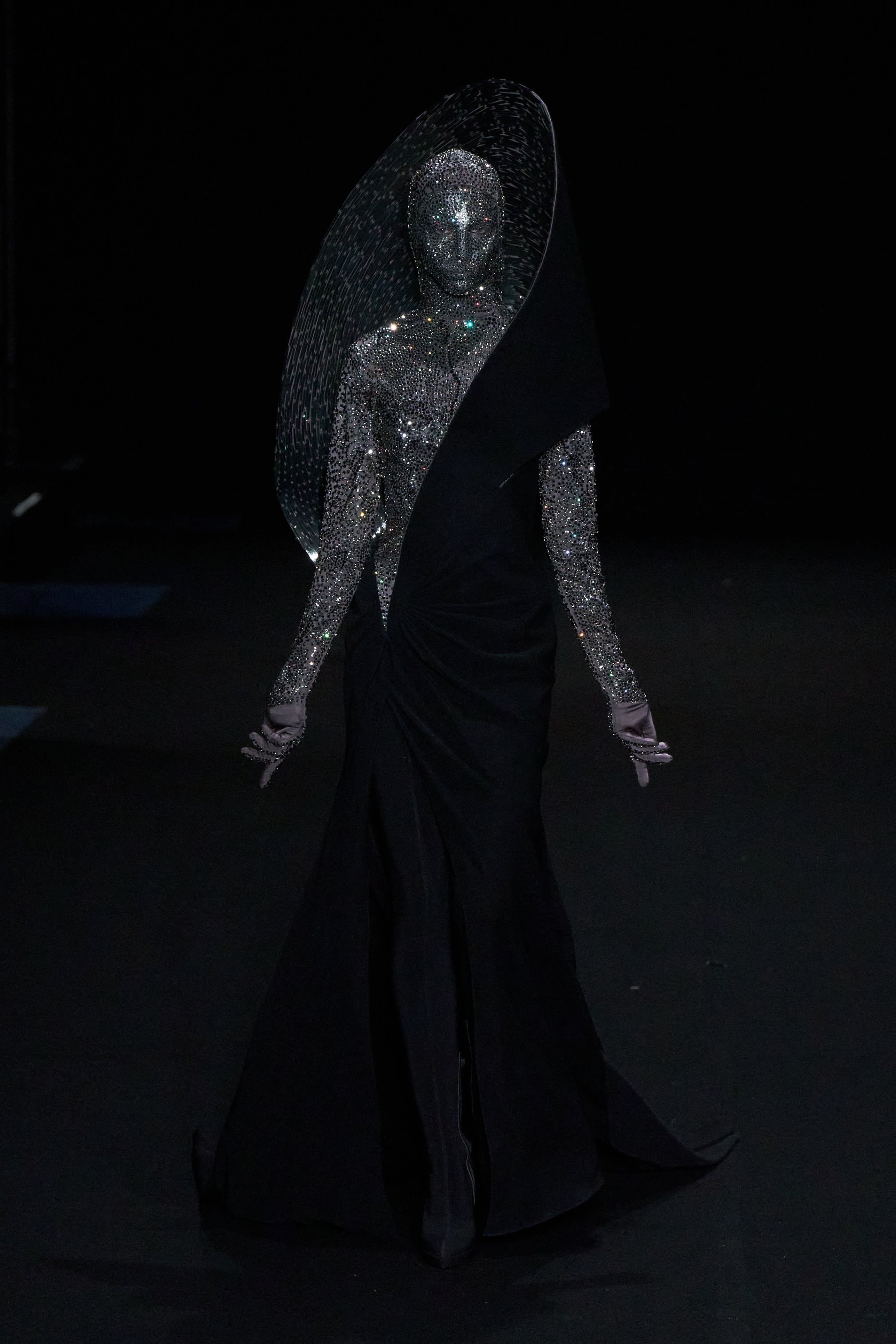 Париждегі жоғары сән апталығының үшінші күніне шолу