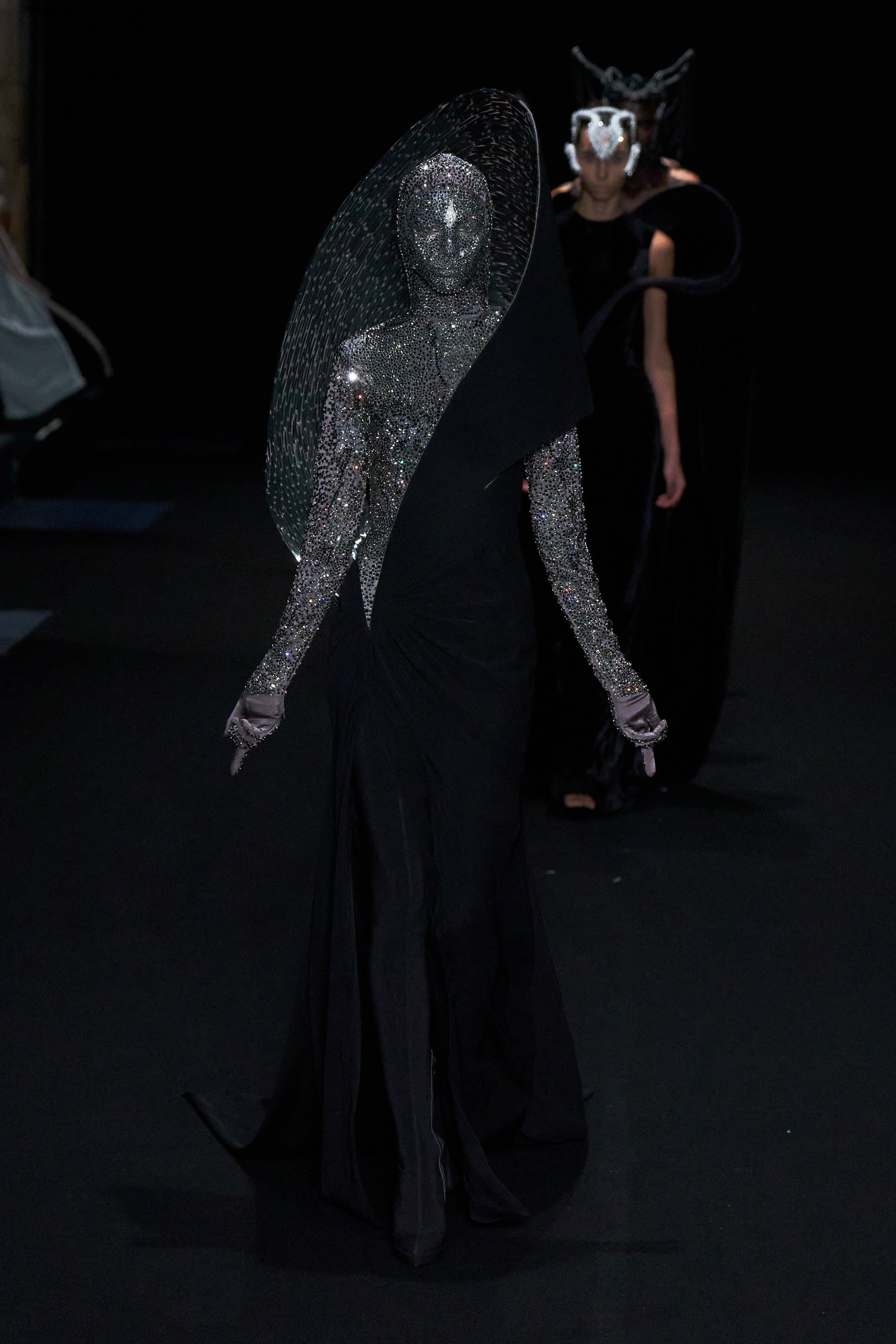 Париждегі жоғары сән апталығының үшінші күніне шолу