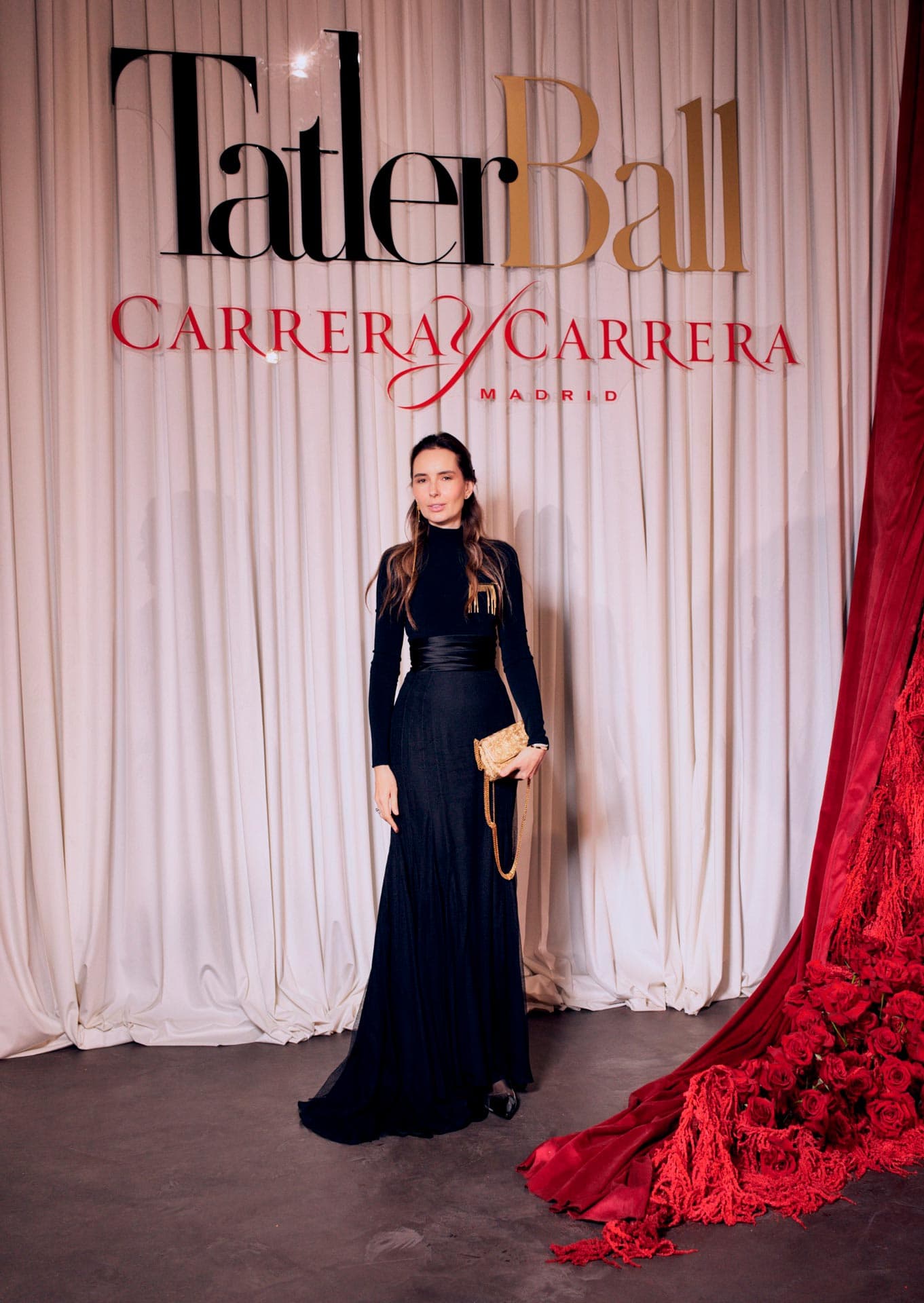 Наташа Кусаинова в топе Sashaverse, винтажной юбке Jason Wu, с винтажной сумкой Chanel, брошью Tauba Auerbach for ArtCollab  и моносерьгой Irakli Nasidze | Фотограф: Slozhnomarya