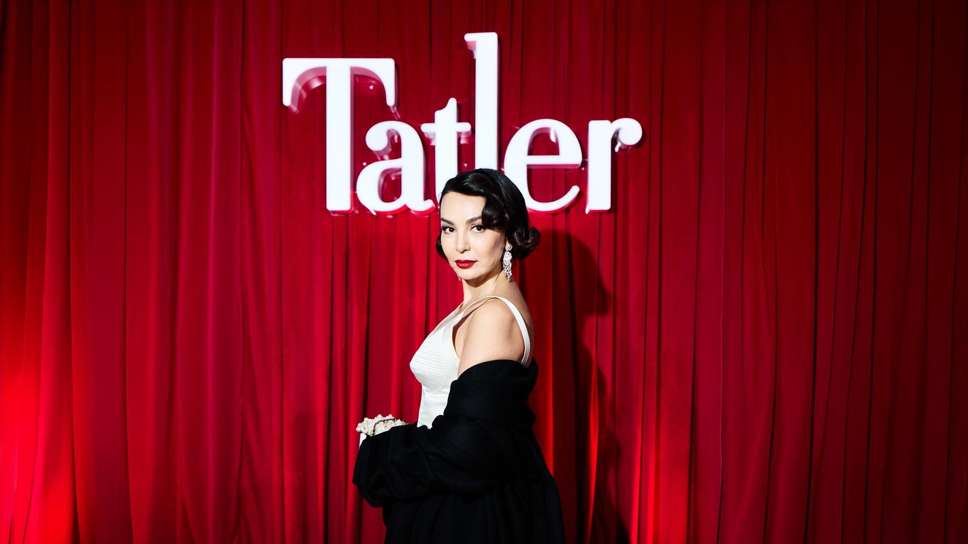 Ботагоз Кошенова в платье Richard Quinn, кейп из кутюрной коллекции Jean Paul Gaultier и сумочка Chanel | Фотограф: Султан Арчаков