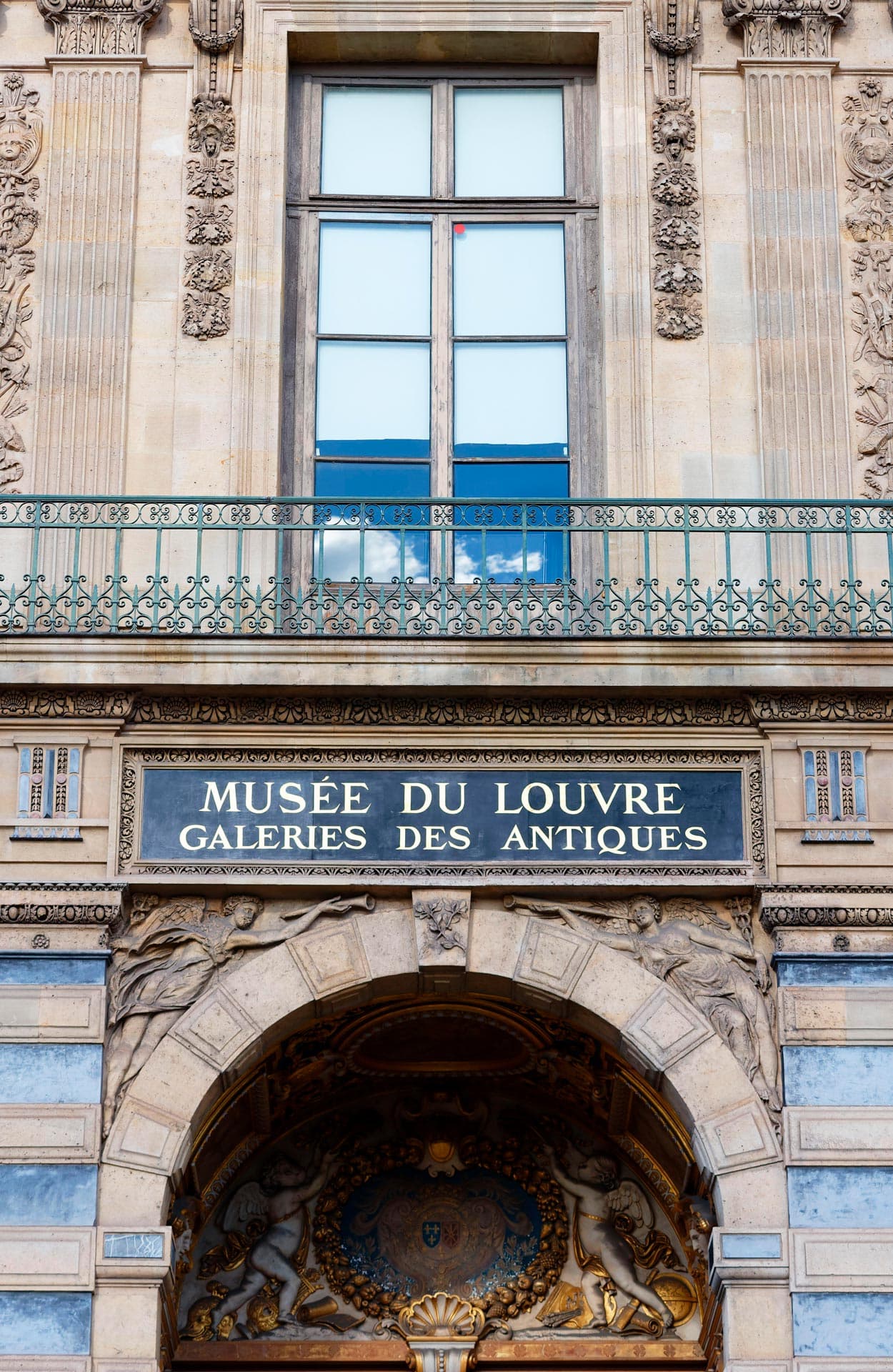 Париждегі «ғасыр тоналуы»: Луврдың ең қорғалатын залынан сегіз бірдей зергерлік бұйым жоғалды | Ашық дереккөздерден