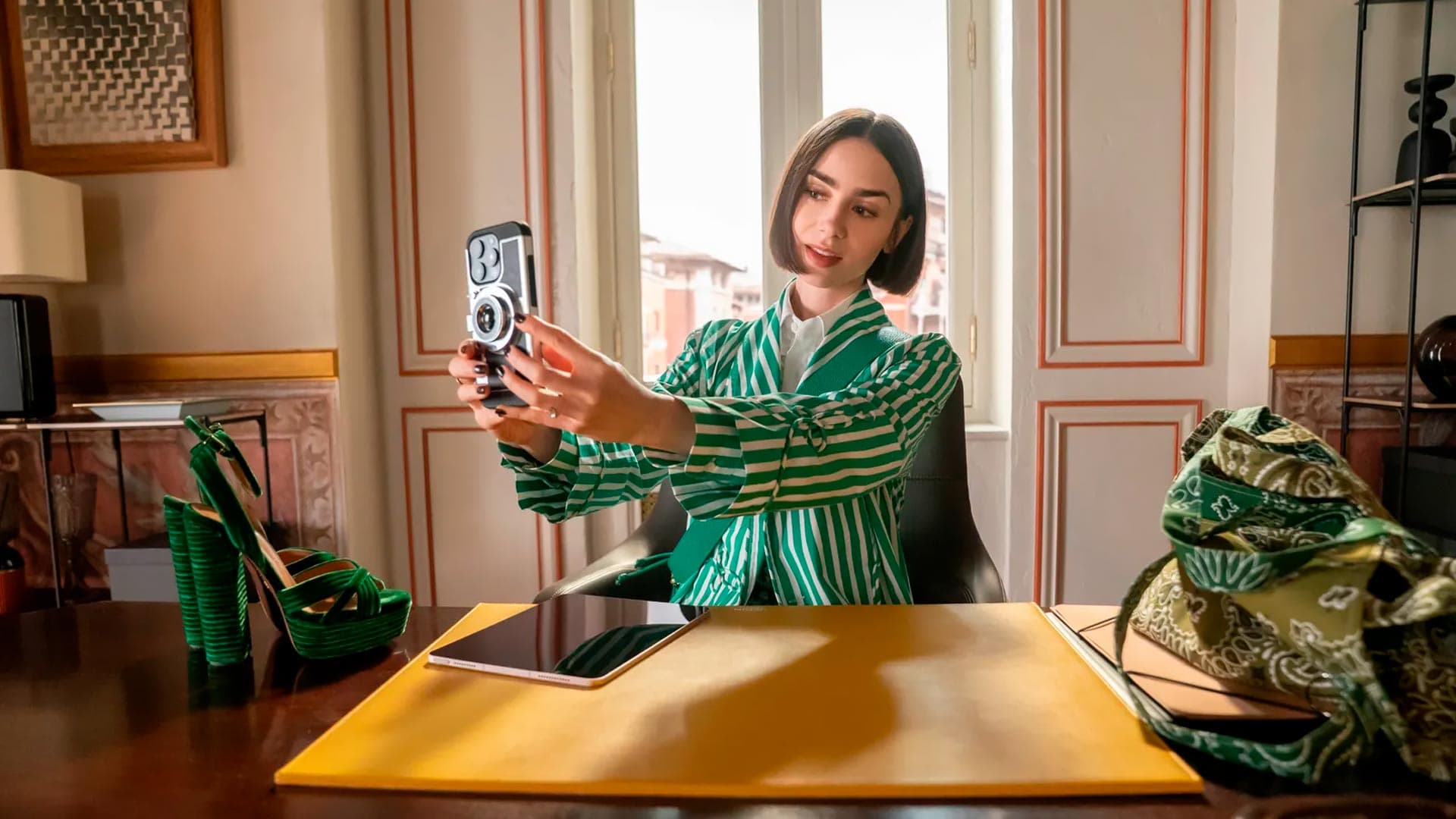 Эмили Купер в исполнении Лили Коллинз в рубашке и жакете от Sébline в пятом сезоне сериала «Эмили в Париже» | Фотограф: Каролин Дюбуа / Netflix