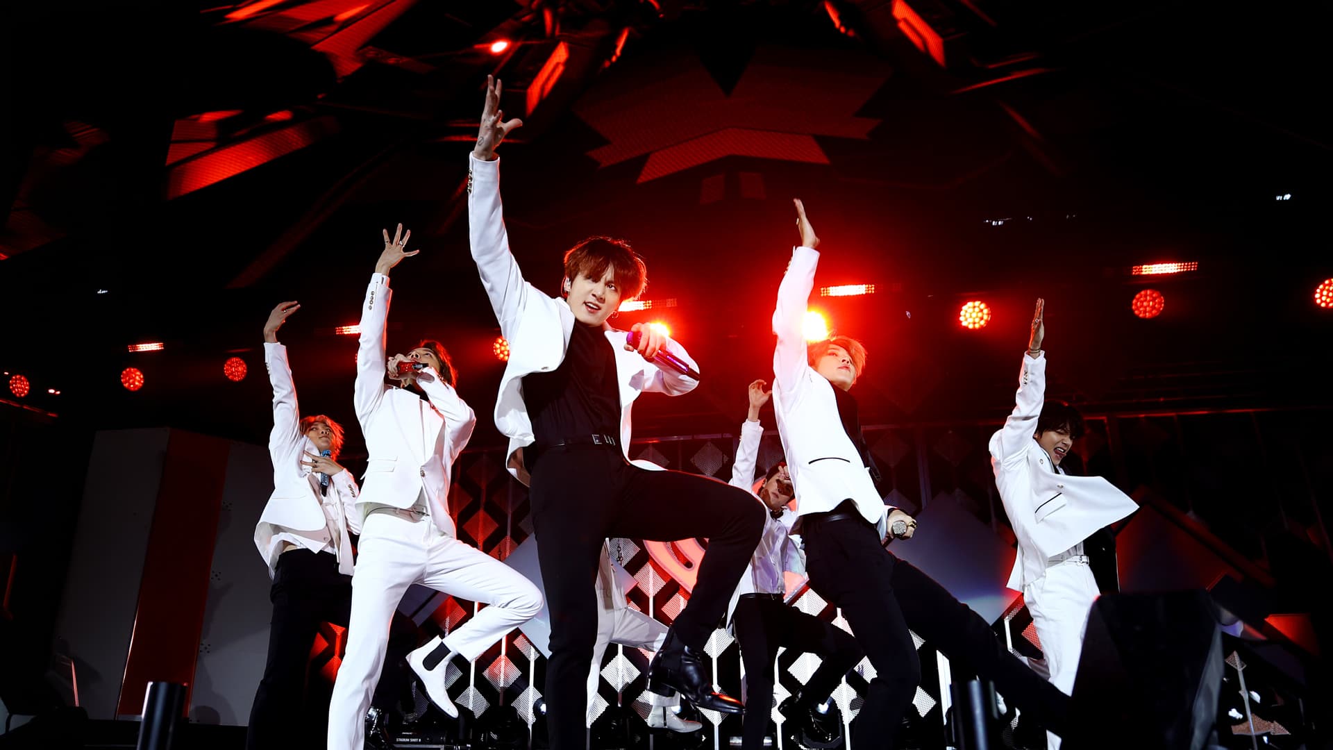 Группа BTS на сцене Jingle Ball 2019, организованного радиостанцией 102.7 KIIS FM в Лос-Анджелесе | Getty Images