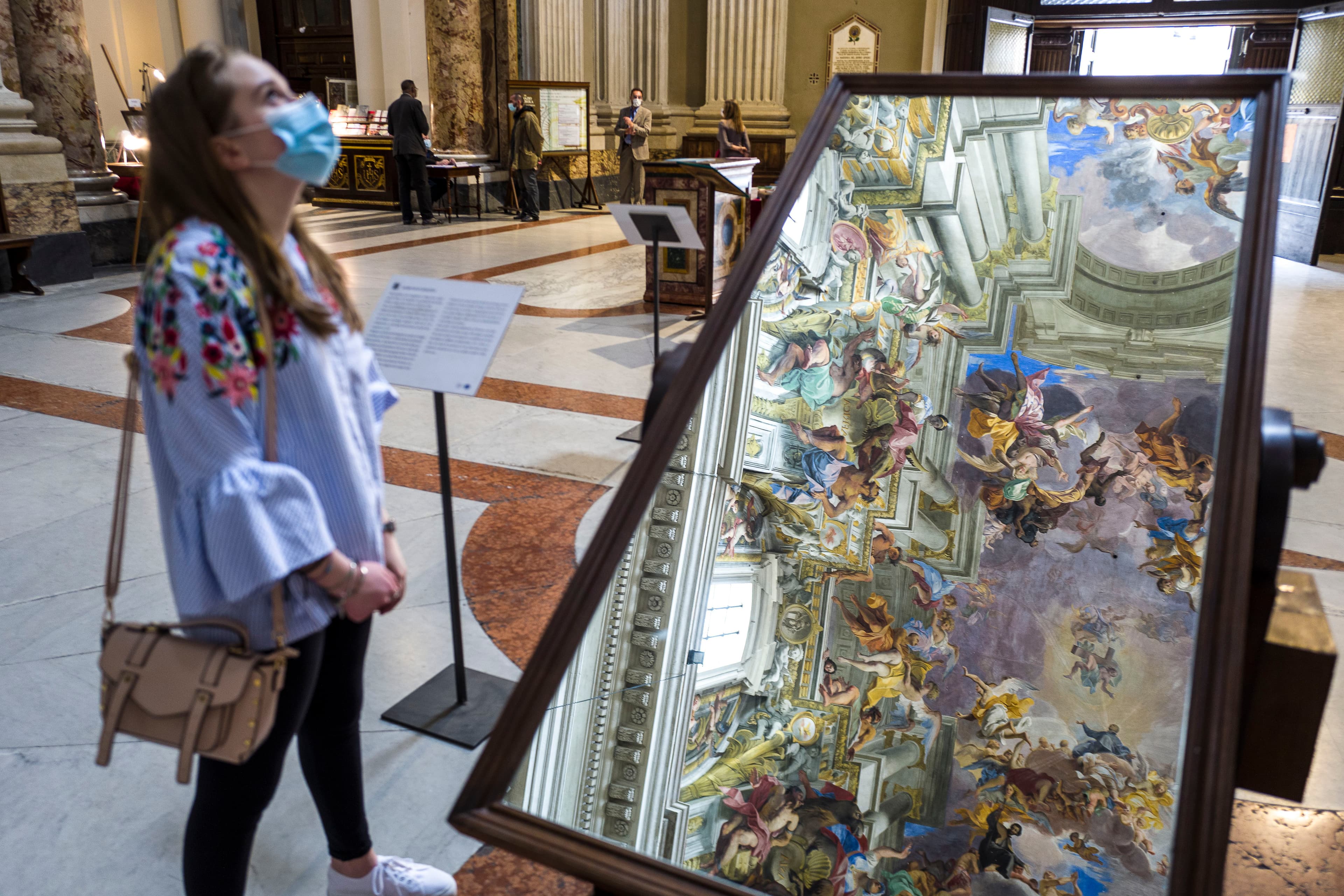 Зеркало, установленное в церкви Святого Игнатия в Риме | Fabrizio Villa/Getty Images