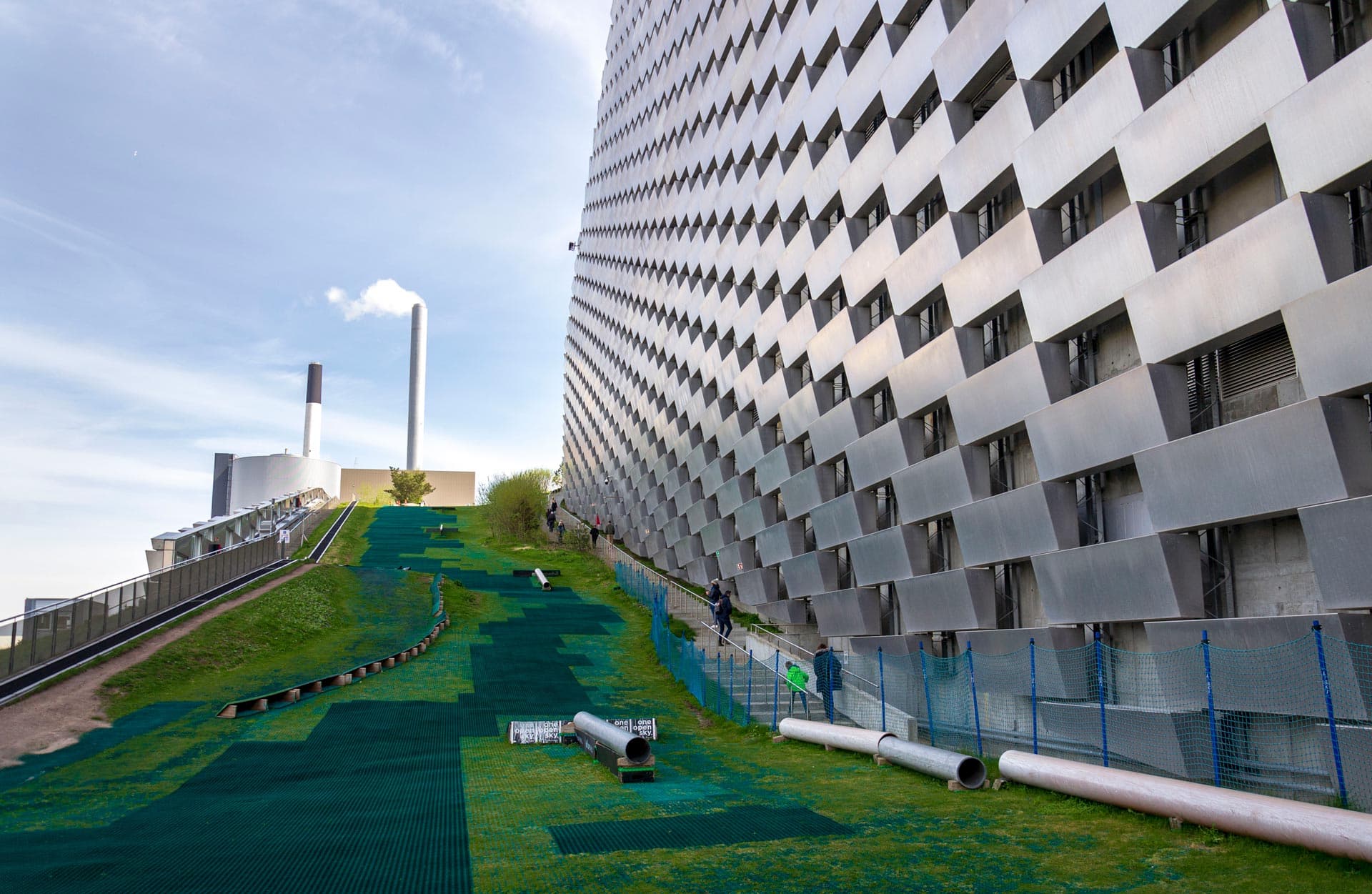 CopenHill – электростанция по переработке мусора, на крыше которой располагается искусственная лыжная трасса | Getty Images