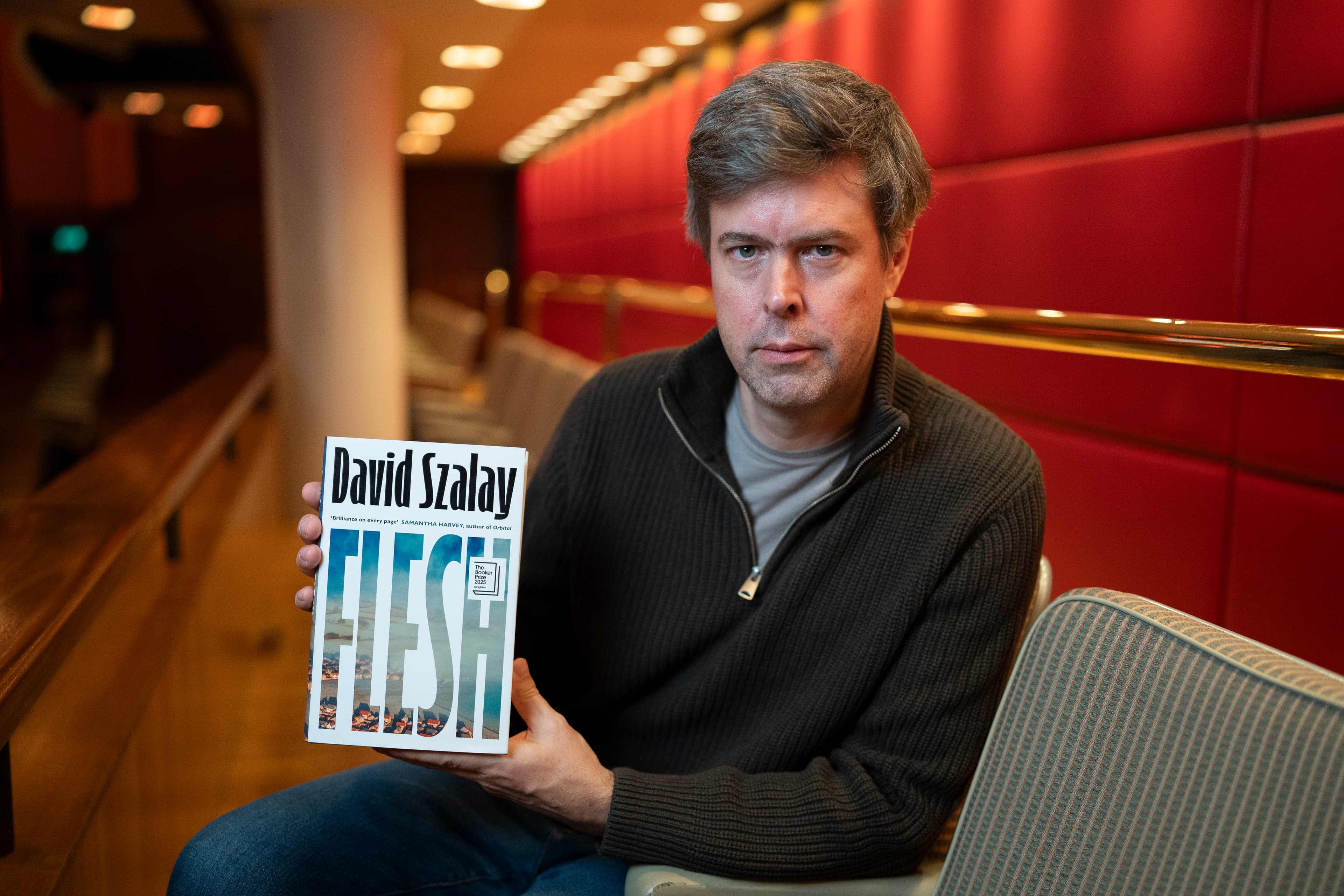 Дэвид Солой, лауреат Букеровской премии – 2025, со своей книгой «Плоть» (Flesh).  Photo by David Levenson/Getty Images