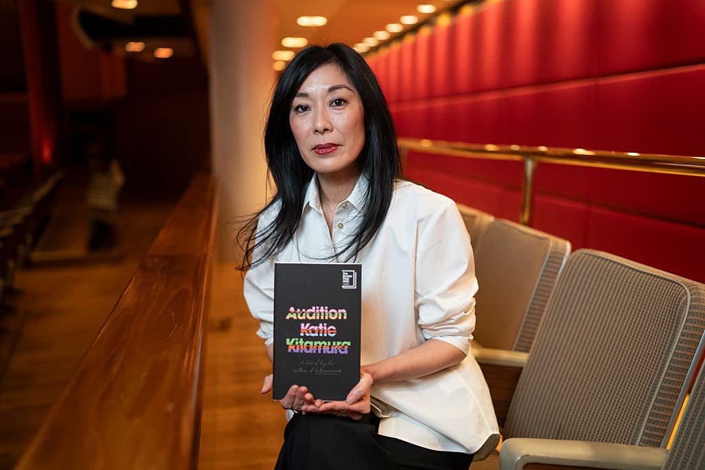 Кэти Китамура с книгой «Прослушивание» (Audition). Photo by David Levenson/Getty Images