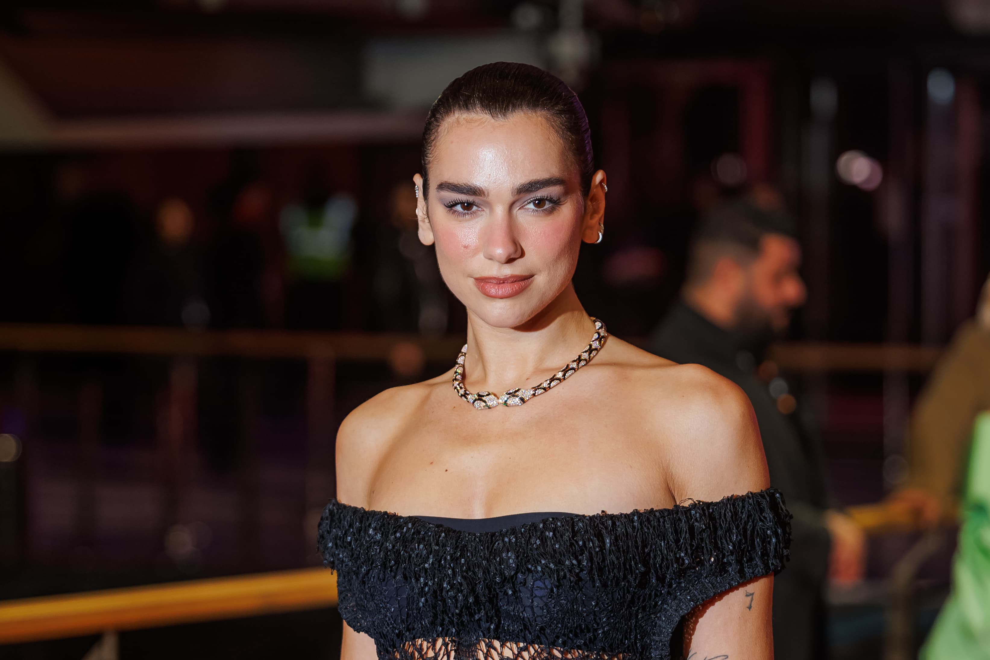 Дуа Липа на премьере фильма «Обрезка розовых кустов» в рамках 76-го Берлинского международного кинофестиваля в Берлинале Паласт | Фотограф: Жером Дефранс | Getty Images