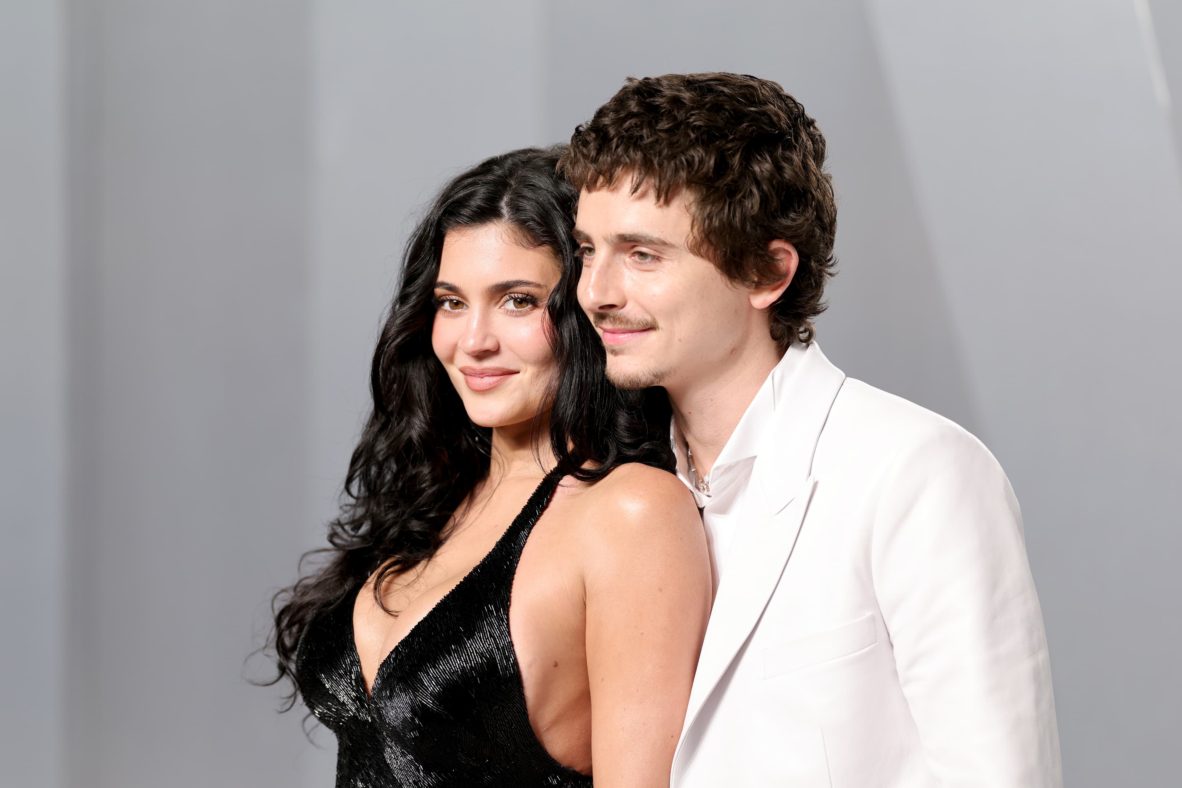 Кайли Дженнер и Тимоти Шаламе посетили вечеринку Vanity Fair, посвященную церемонии вручения премии «Оскар» 2026 года, организованную Марком Гуидуччи в Музее искусств округа Лос-Анджелес 15 марта 2026 года в Лос-Анджелесе, Калифорния | Фотограф: Нильсон Барнард | Getty Images
