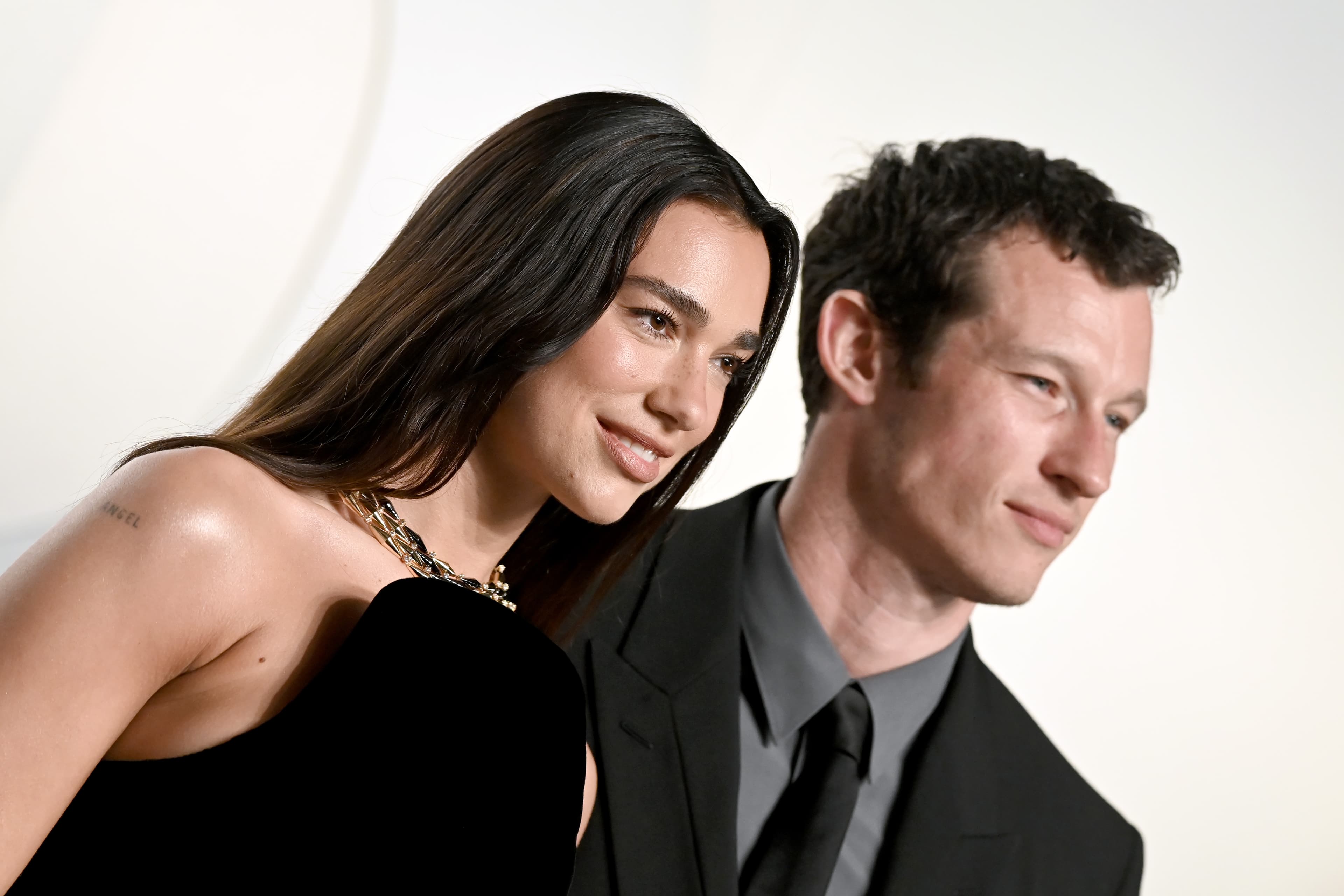Дуа Липа и Каллум Тернер посетили вечеринку Vanity Fair, посвященную премии «Оскар» 2026 года, организованную Марком Гуидуччи в Музее искусств 15 марта 2026 года в Лос-Анджелесе, Калифорния | Фотограф: Axelle/Bauer-Griffin | Getty Images