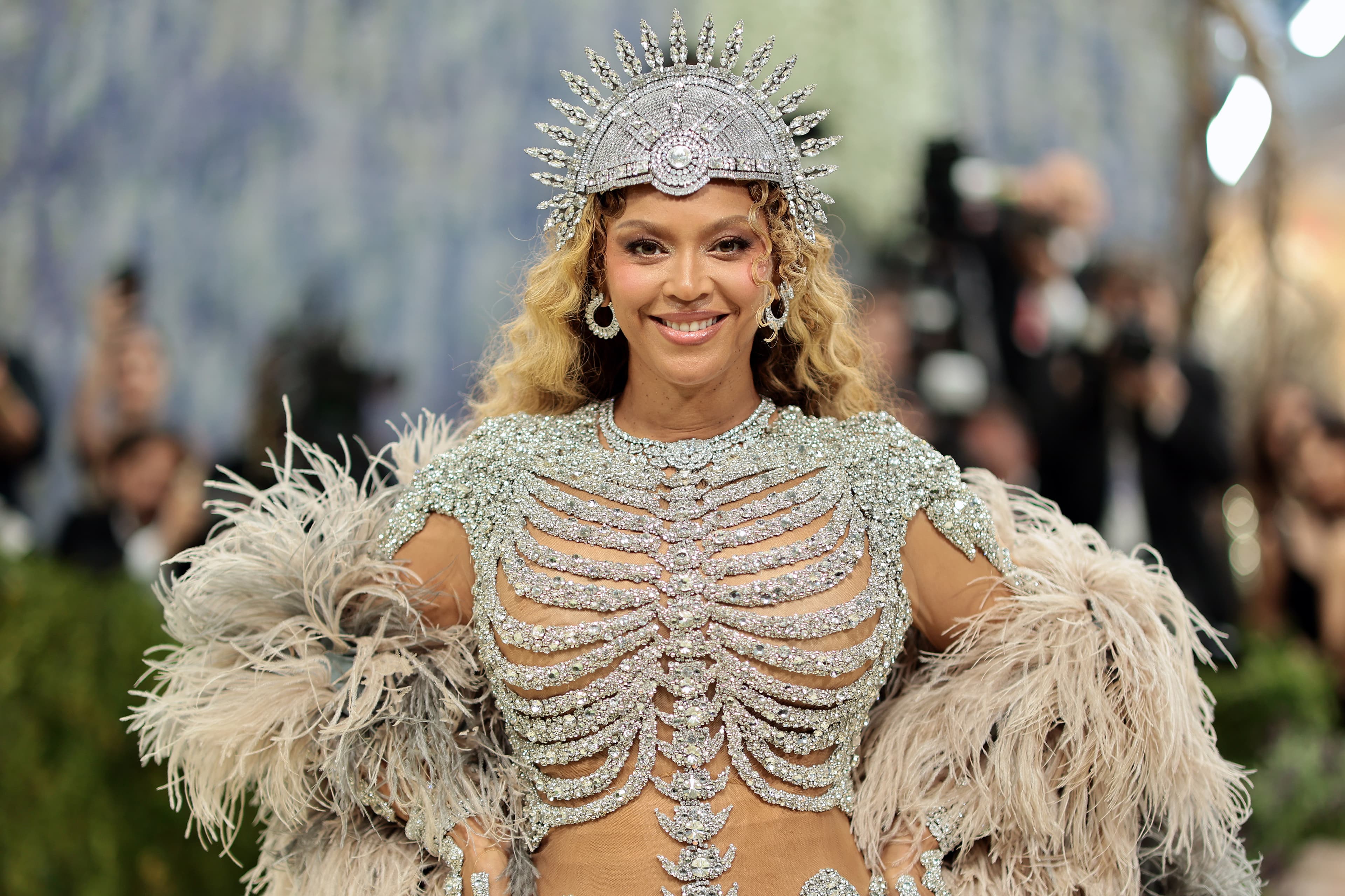 Бейонсе посетила бал Met Gala 2026 в Метрополитен-музее 4 мая 2026 года в Нью-Йорке | Фотограф: Димитриос Камбурис | Getty Images