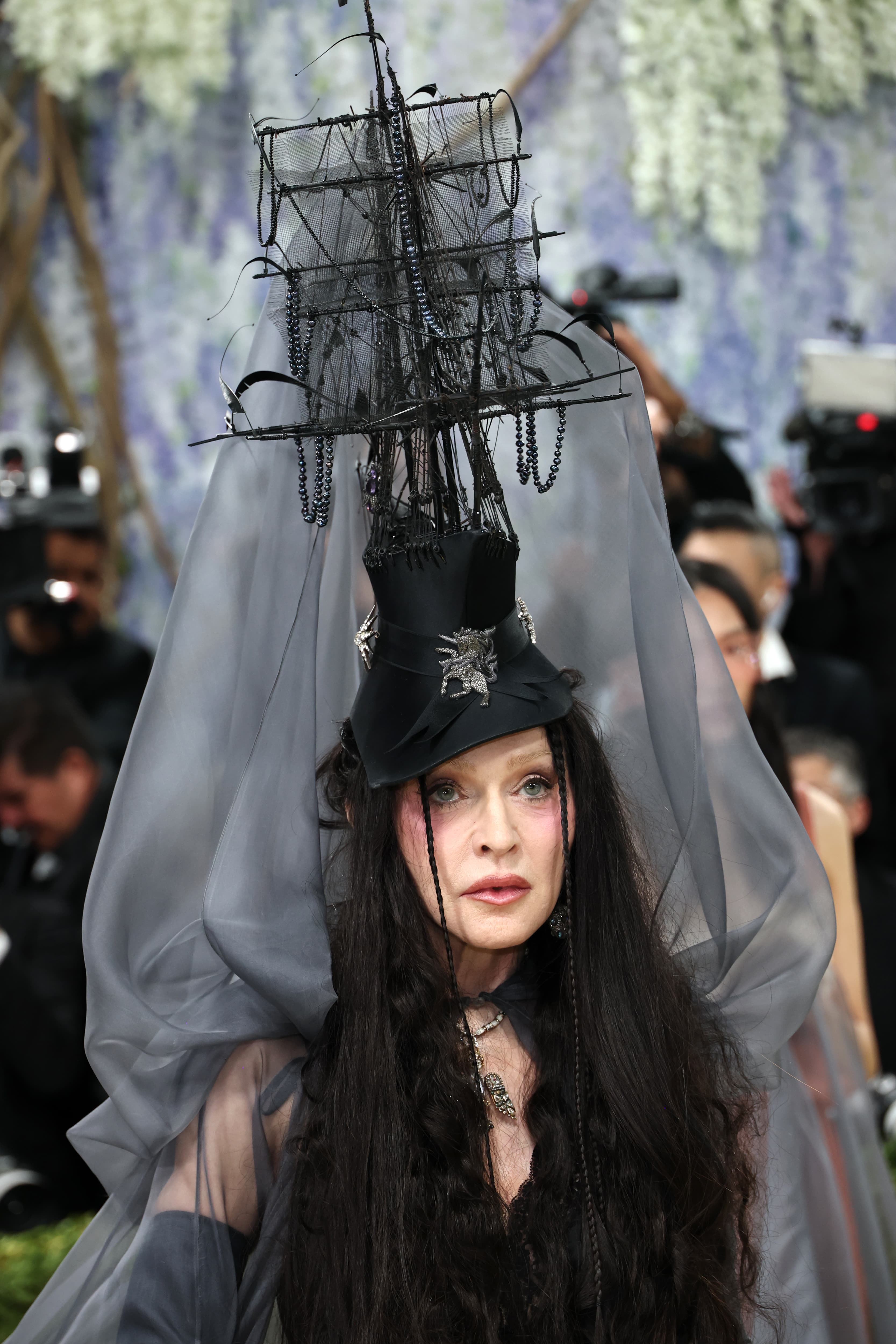 Мадонна посетила бал Met Gala 2026 в Метрополитен-музее 4 мая 2026 года в Нью-Йорке | Фотограф: Джейми Маккарти | Getty Images