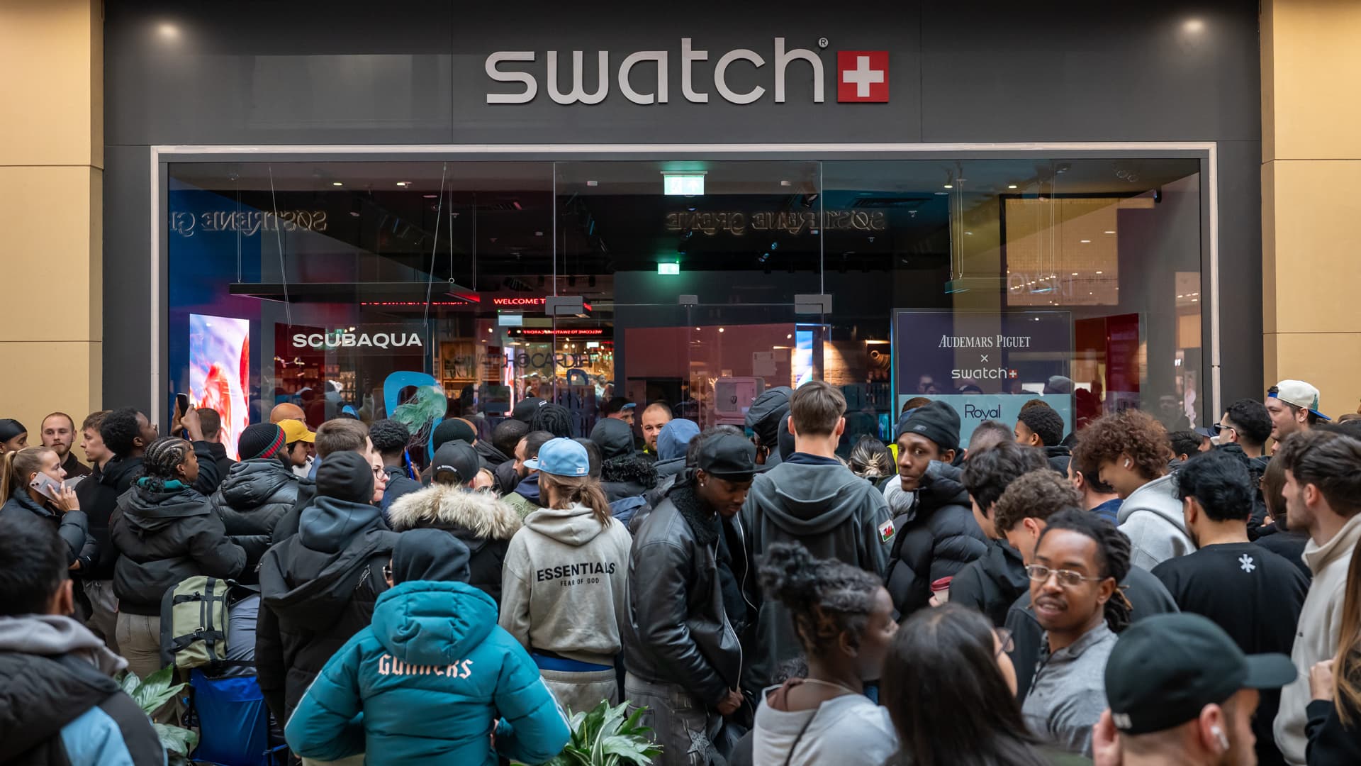 16 мая 2026 года в Кардиффе, Уэльс, толпы людей собрались у магазина Swatch в торговом центре St. Davids. Сегодня Swatch выпускает карманные часы Swatch x Audemars Piguet Royal Pop. Люди выстроились в очередь еще в полдень 15 апреля | Фотограф: Мэтью Хорвуд | Getty Images