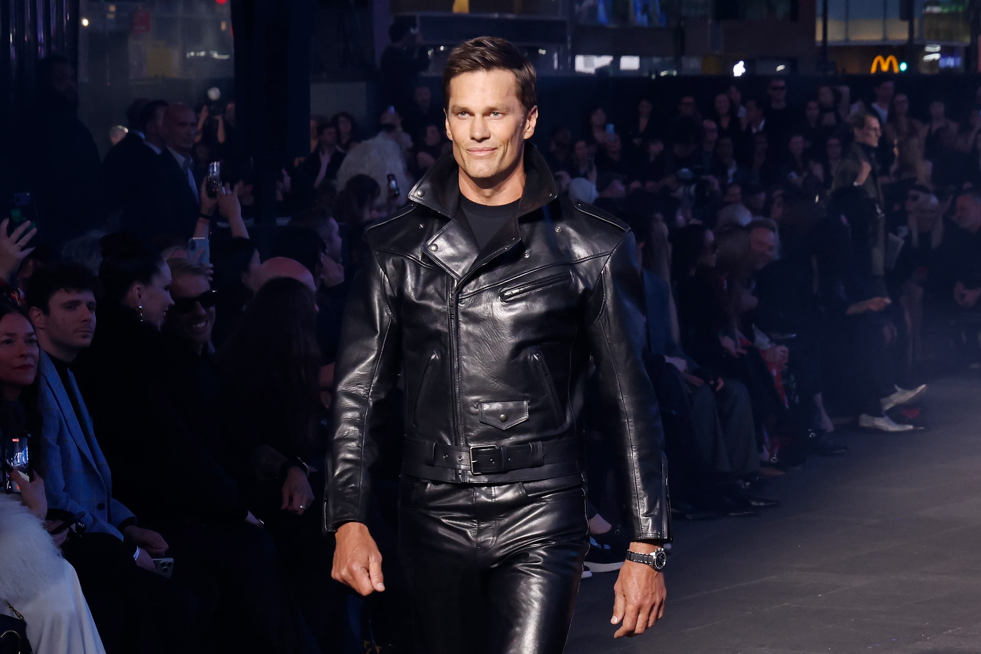 Том Брэйди дефилирует по подиуму на показе Guccicore: Gucci Cruise 2027 на Таймс-сквер 16 мая 2026 года в Нью-Йорке | Фотограф: Тейлор Хилл | Getty Images