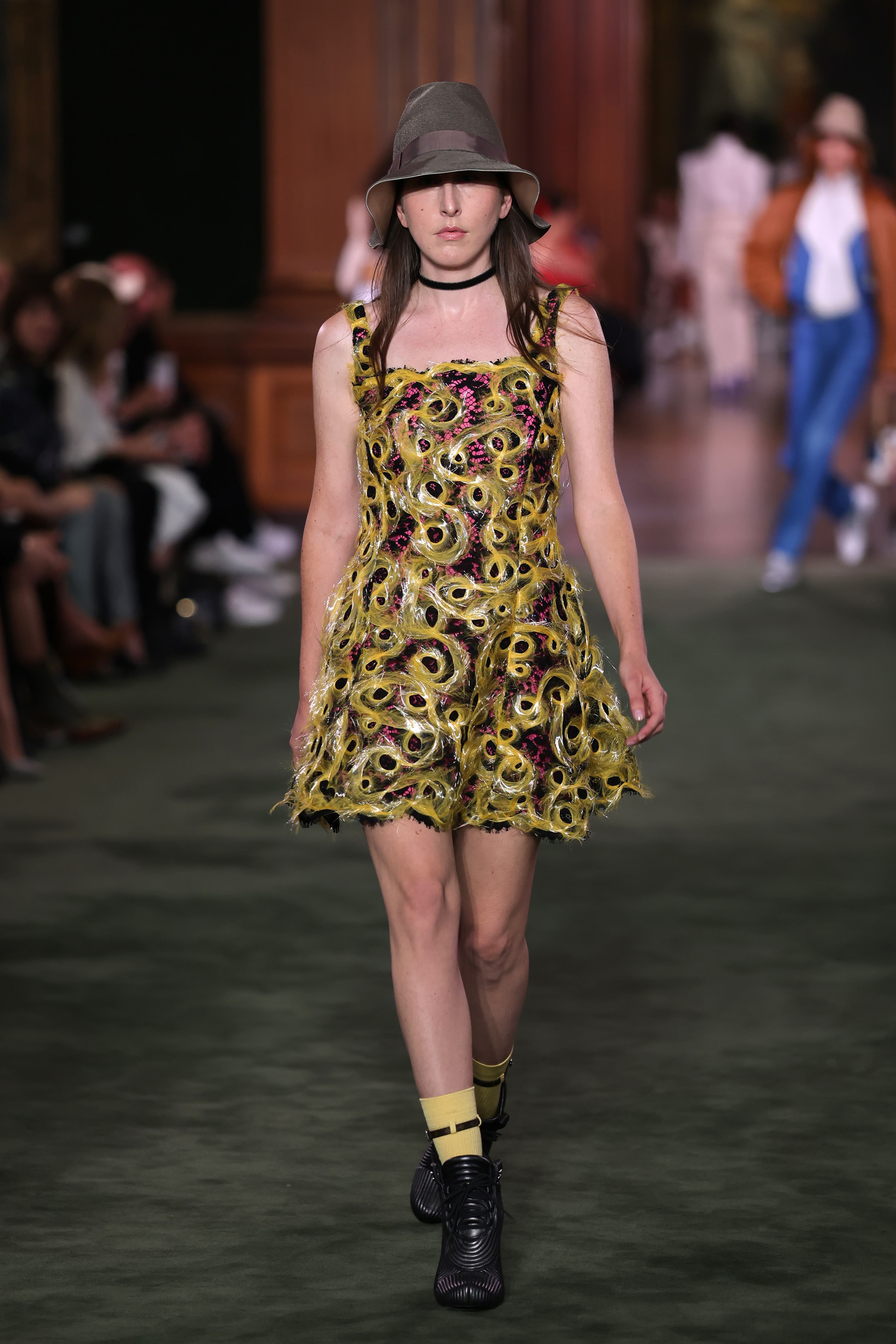  Алана Хаим | Показ круизной коллекции Louis Vuitton 2027 | Фотограф: Артуро Холмс | Getty Images