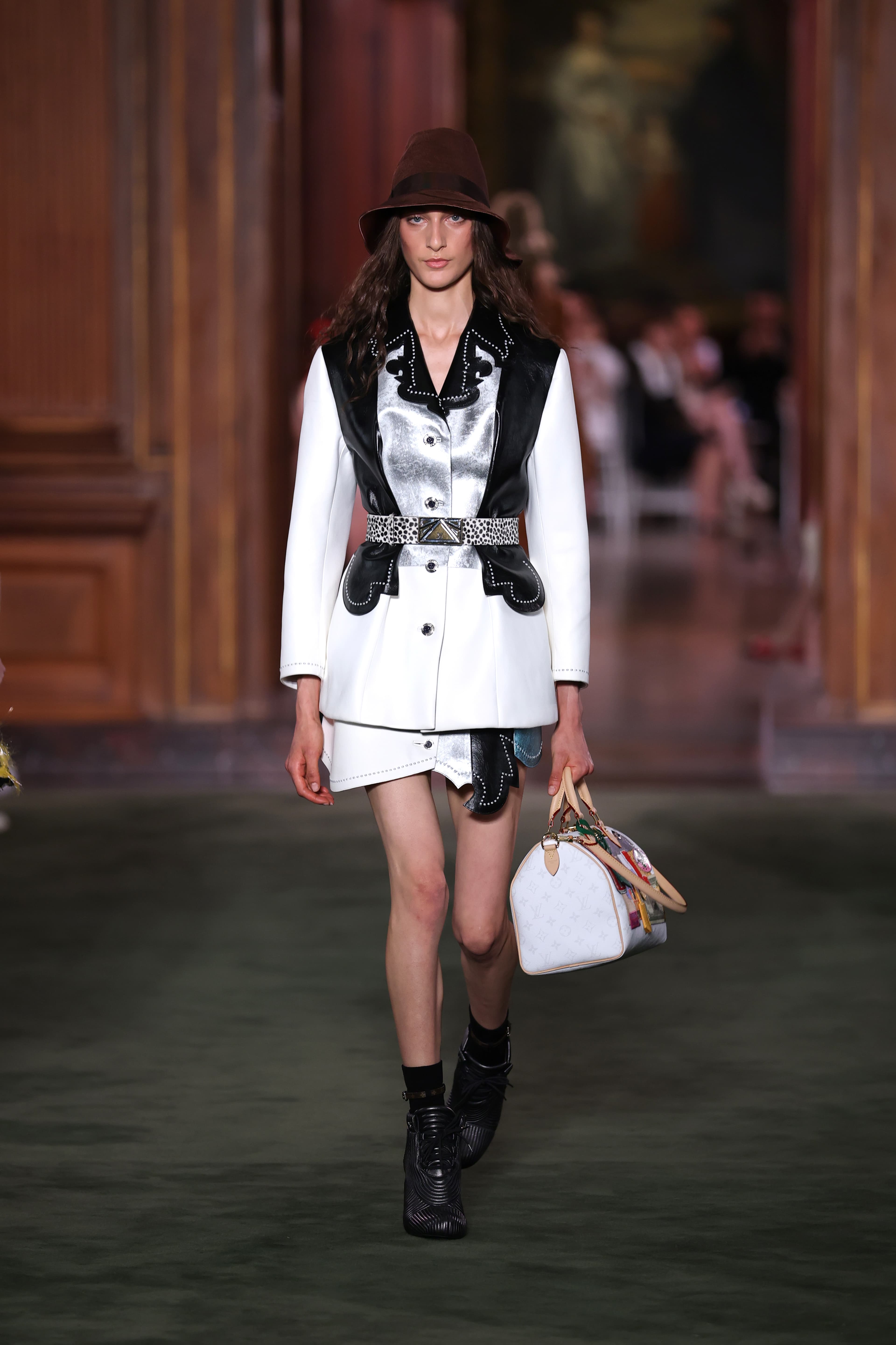 Показ круизной коллекции Louis Vuitton 2027 | Фотограф: Артуро Холмс | Getty Images