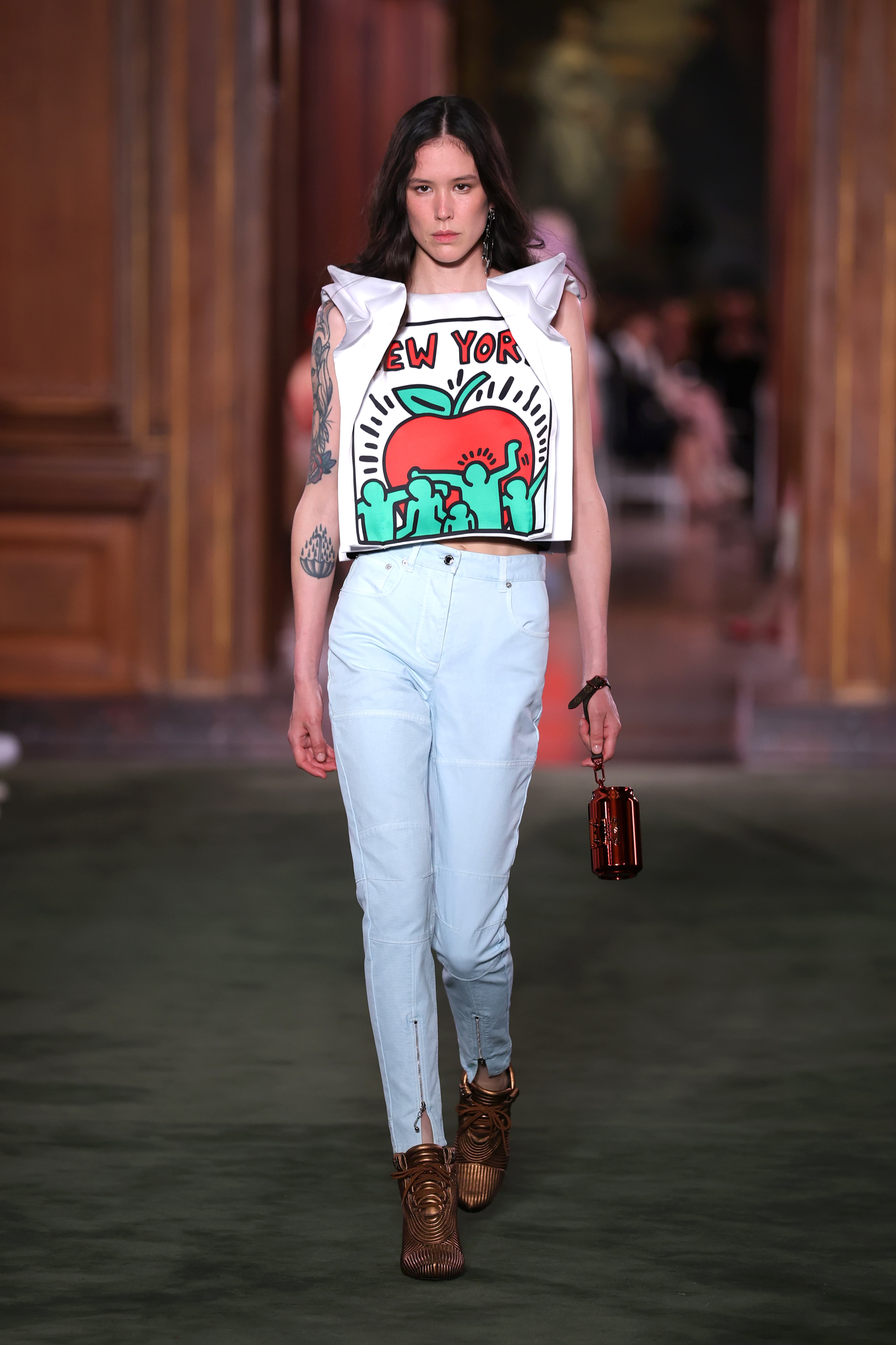 Показ круизной коллекции Louis Vuitton 2027 | Фотограф: Артуро Холмс | Getty Images