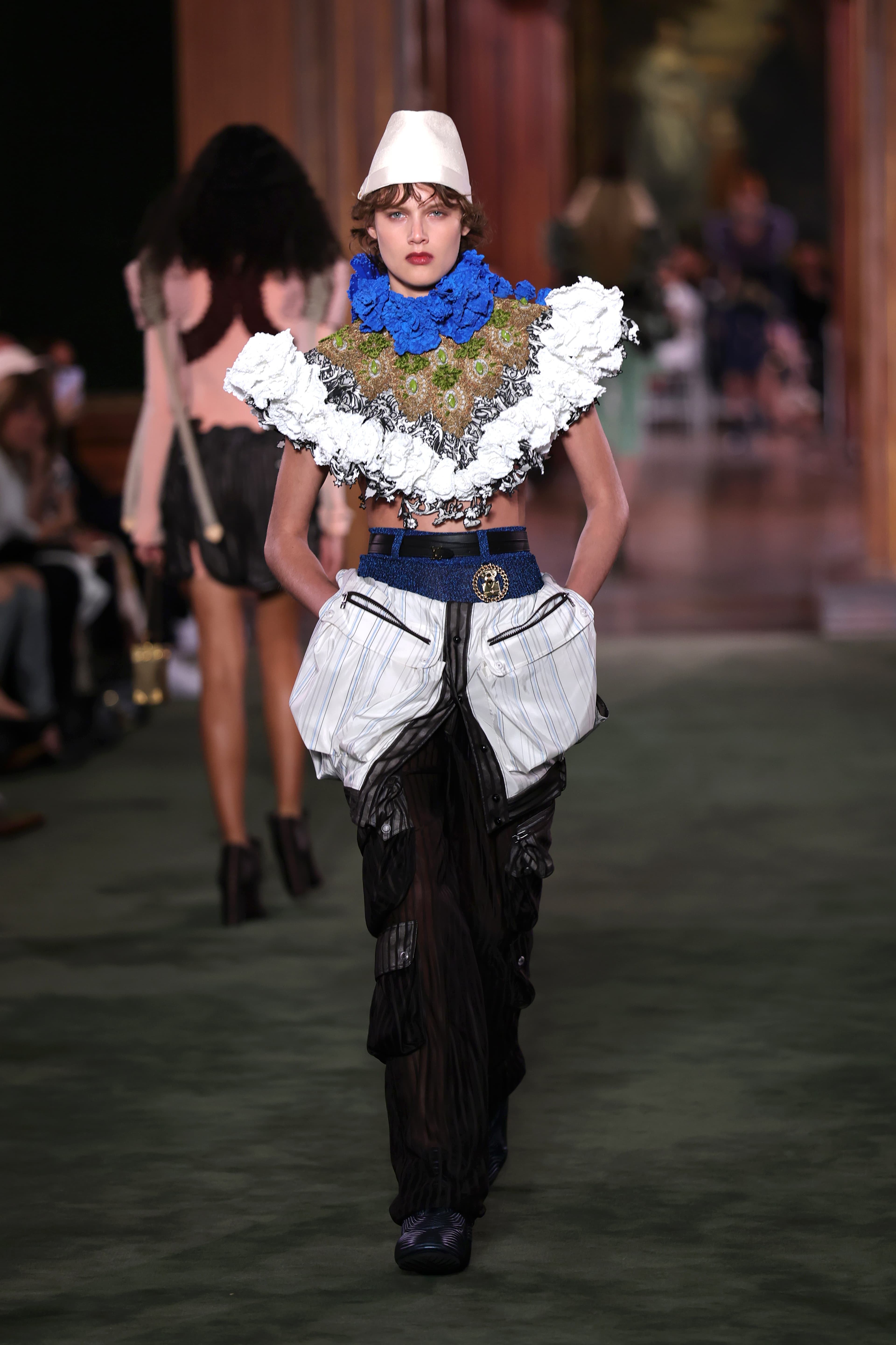 Показ круизной коллекции Louis Vuitton 2027 | Фотограф: Артуро Холмс | Getty Images