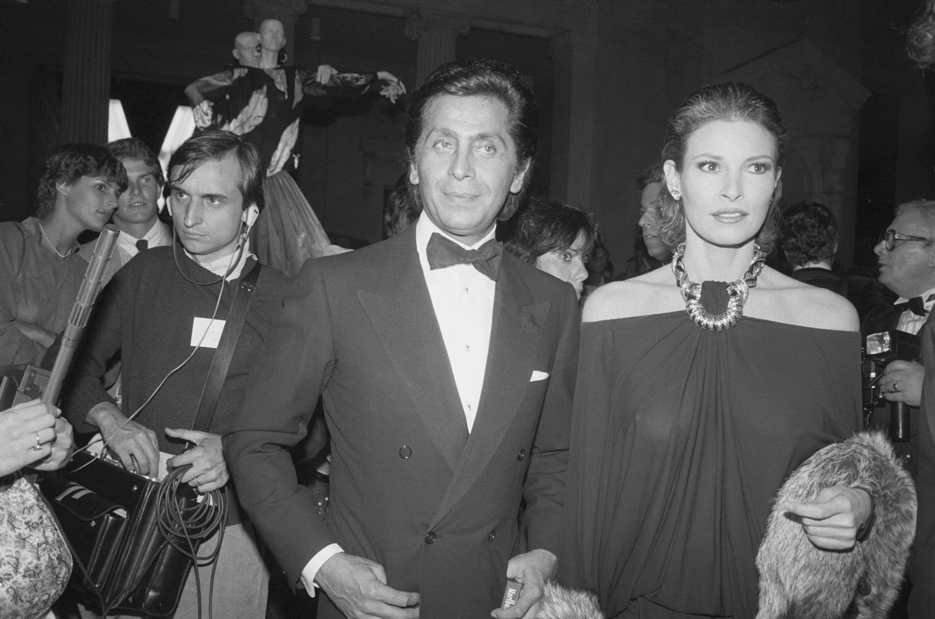 Валентино с актрисой Рэкел Уэлч в 1982 году | Getty Images