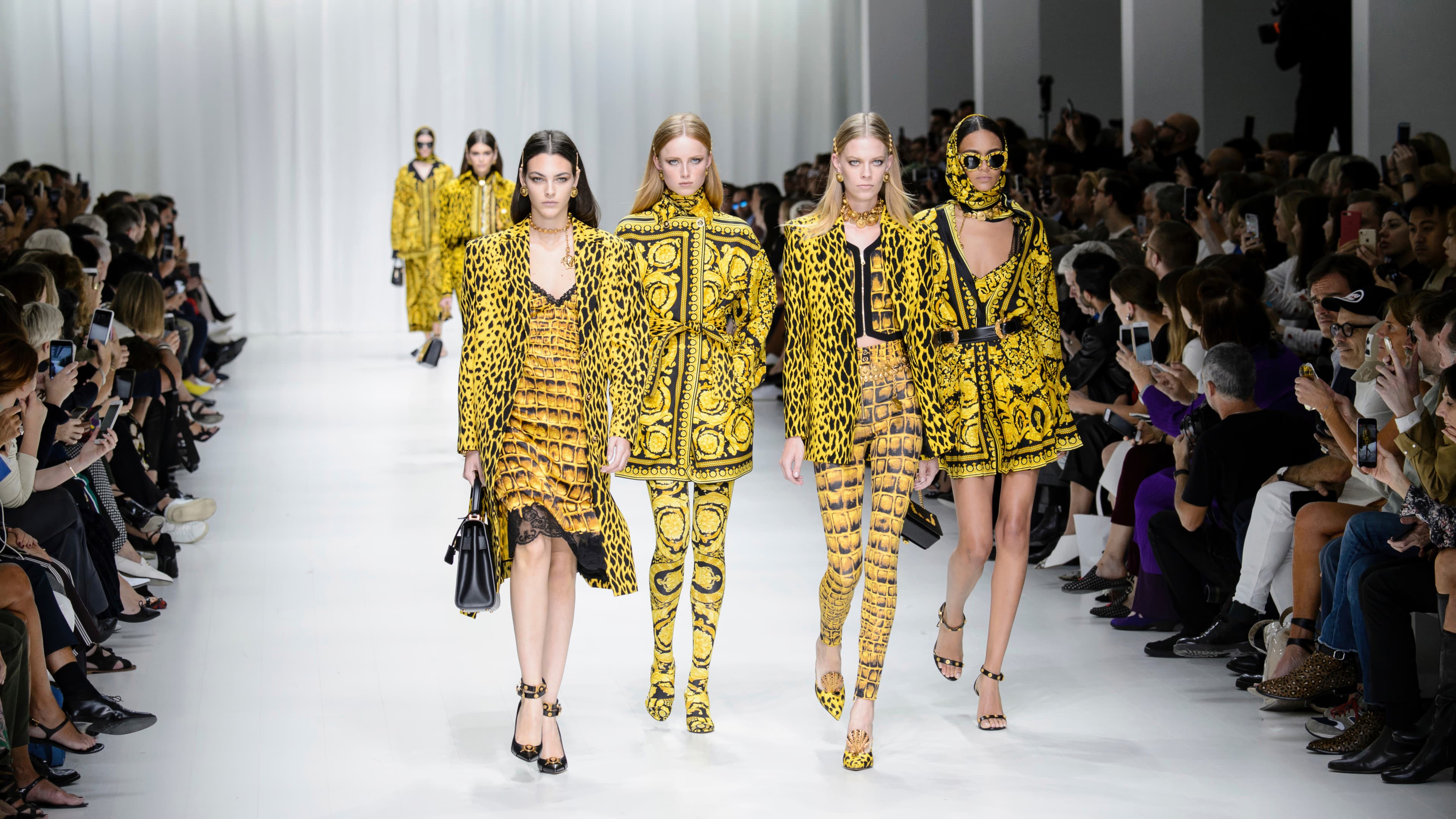 Легендарный показ Versace весна-лето 2018, посвященный памяти Джанни Версаче и его модному 
наследию | Spotlight