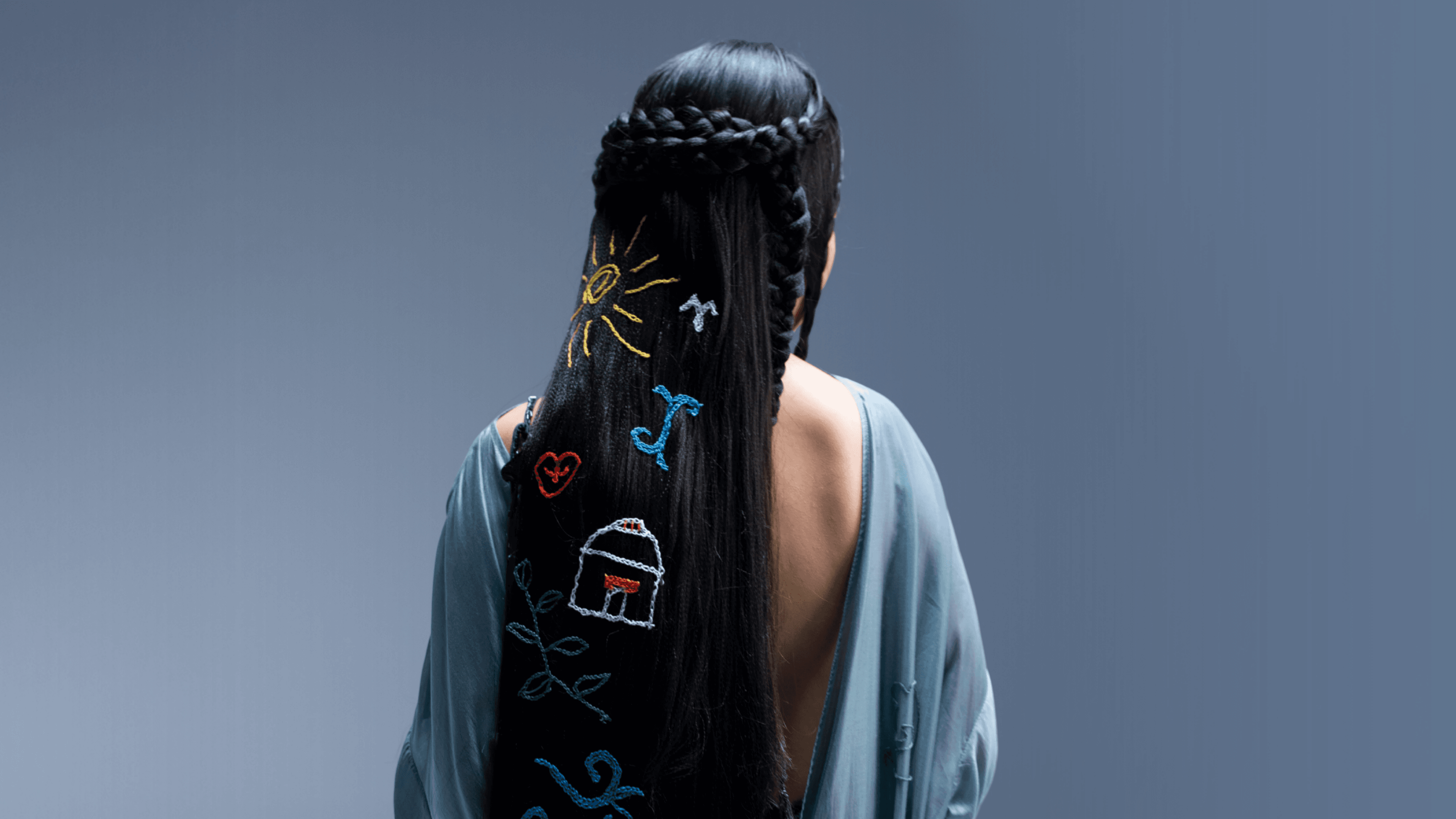 Шашқа өрілген кесте: Ежелгі өнер жаңа арт-жобада қайта жаңғырды