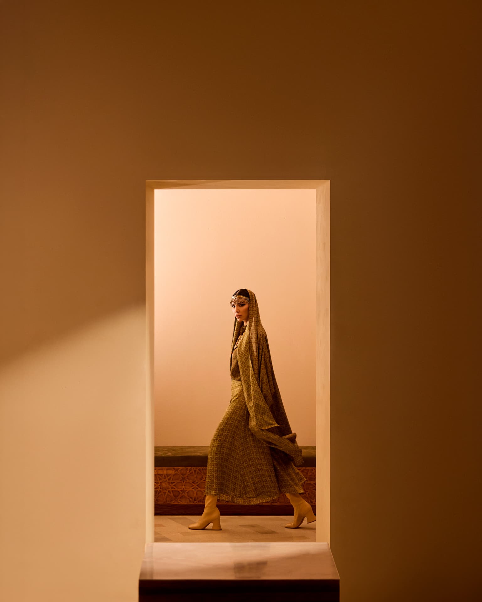 Кюлоты, блузка, накидка, Loro Piana; украшения, Saadi Ethno | Фотограф: Вероника Ломухина