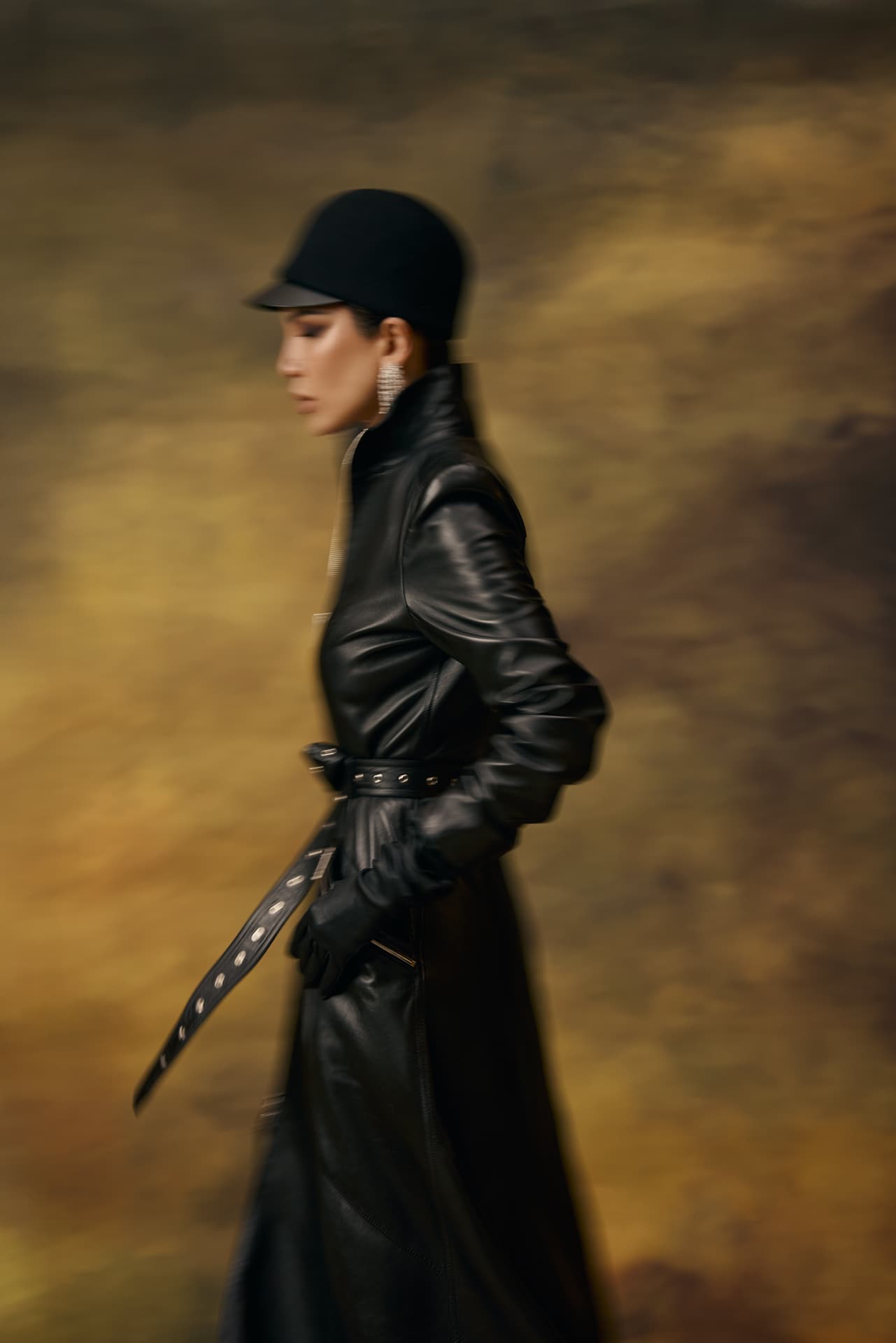 Кожаный тренч, Jitrois; серьги, David Morris | Фотограф: Вероника Ломухина