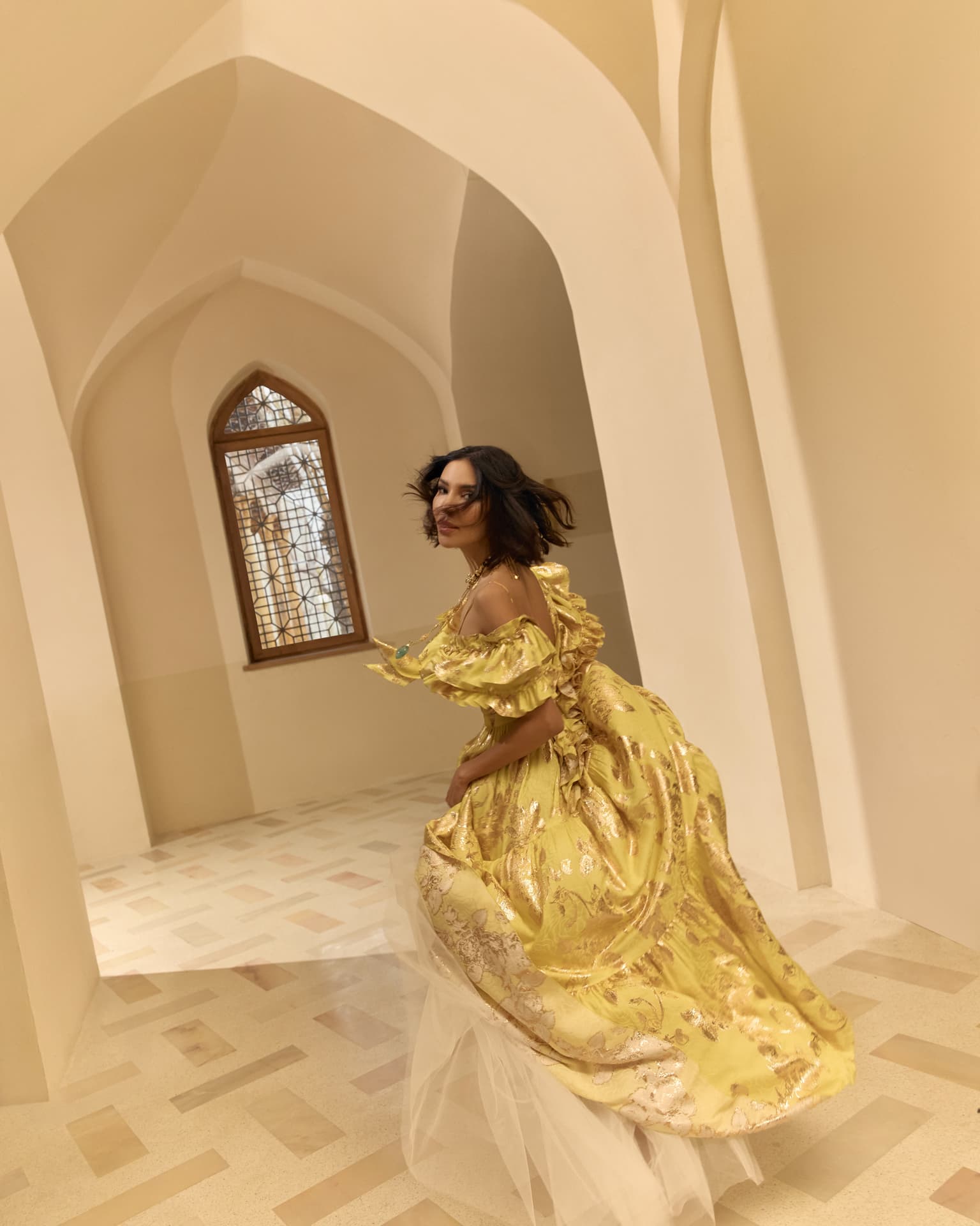 Платье, Saadi Ethno; колье, Saint Laurent; серьги, Chloé | Фотограф: Вероника Ломухина