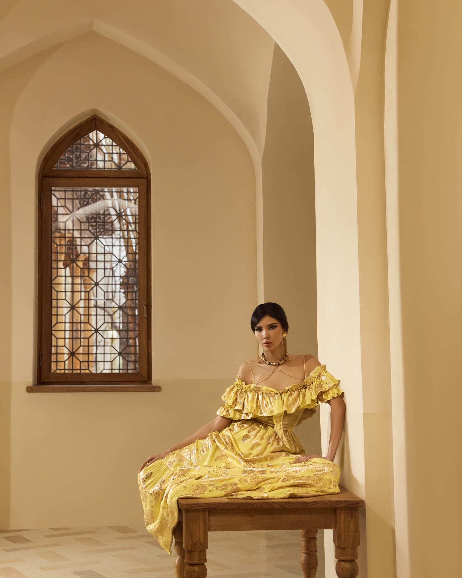 Платье, Saadi Ethno; колье, Saint Laurent; серьги, Chloé | Фотограф: Вероника Ломухина